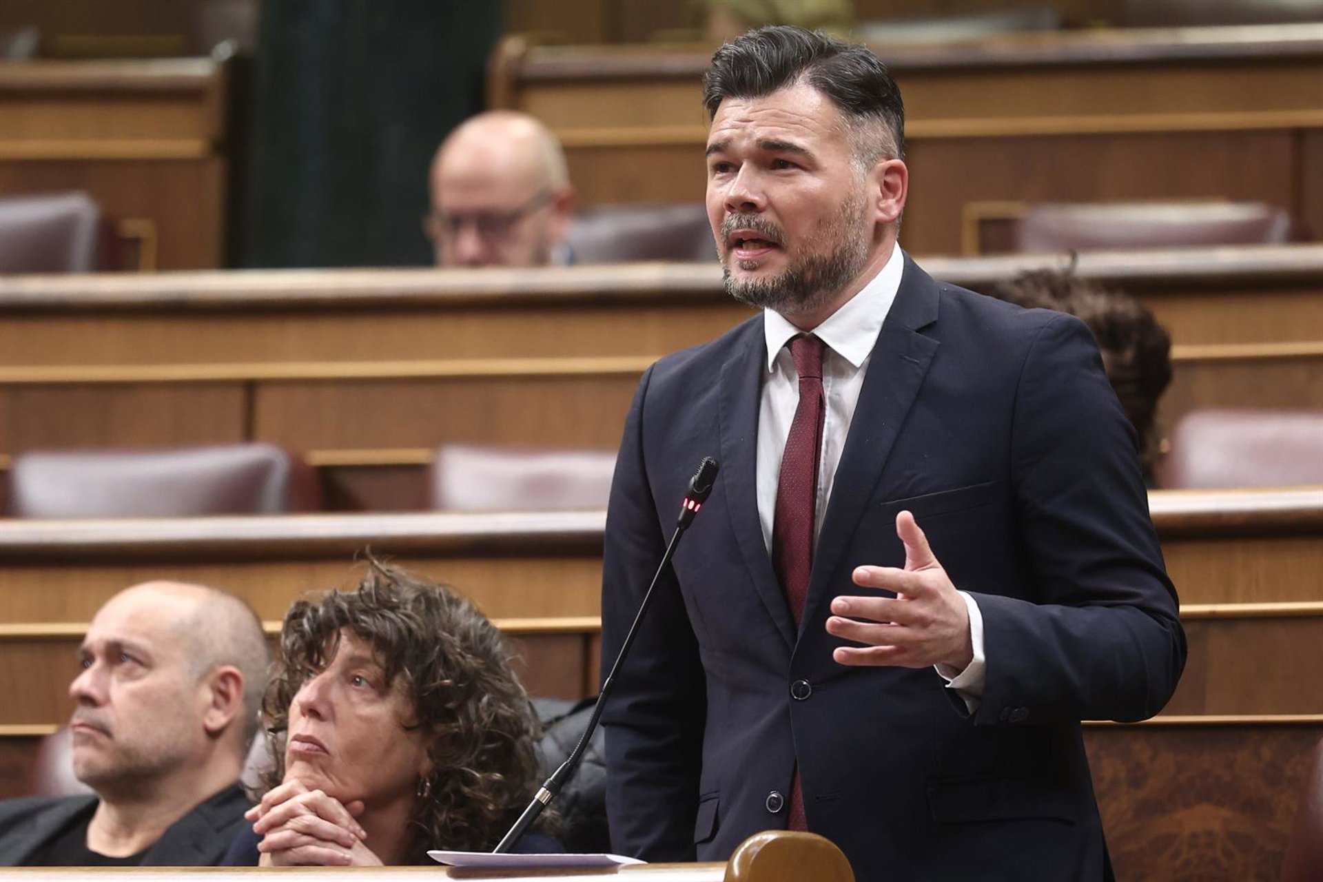 Rufián tacha de «racistas» a Vox y PP por acordar la prioridad nacional: «No debería ser decente ni legal»