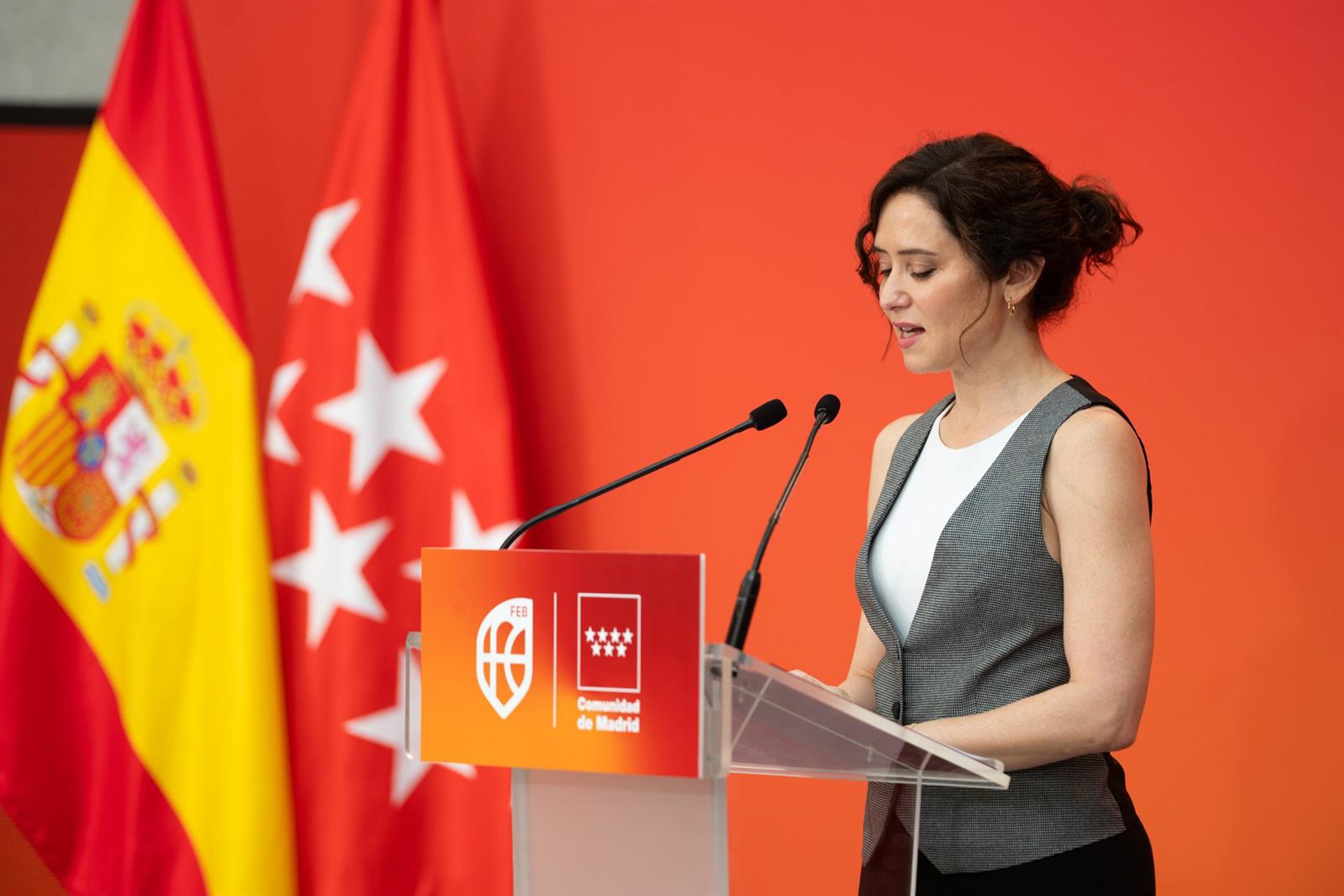 El Supremo admite a trámite el recurso del Gobierno de Ayuso contra la regularización de migrantes