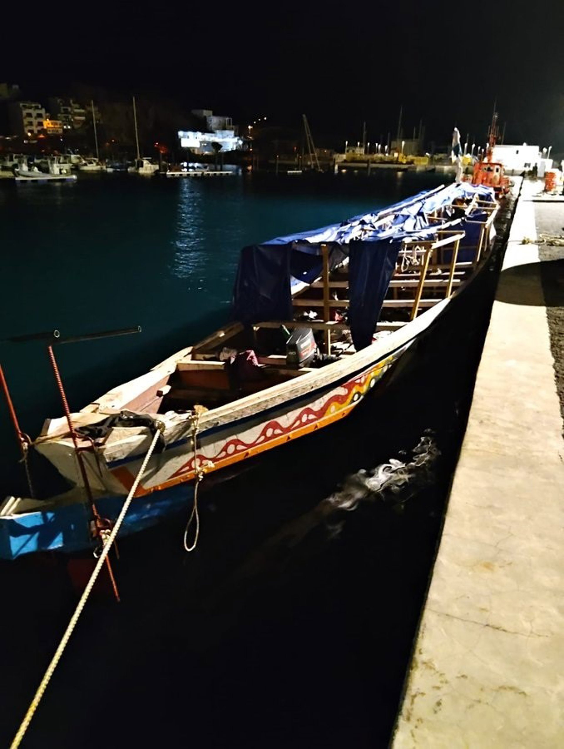 Salvamento acompaña a un cayuco con 136 migrantes, entre ellos siete niños, próximo a La Restinga (El Hierro)