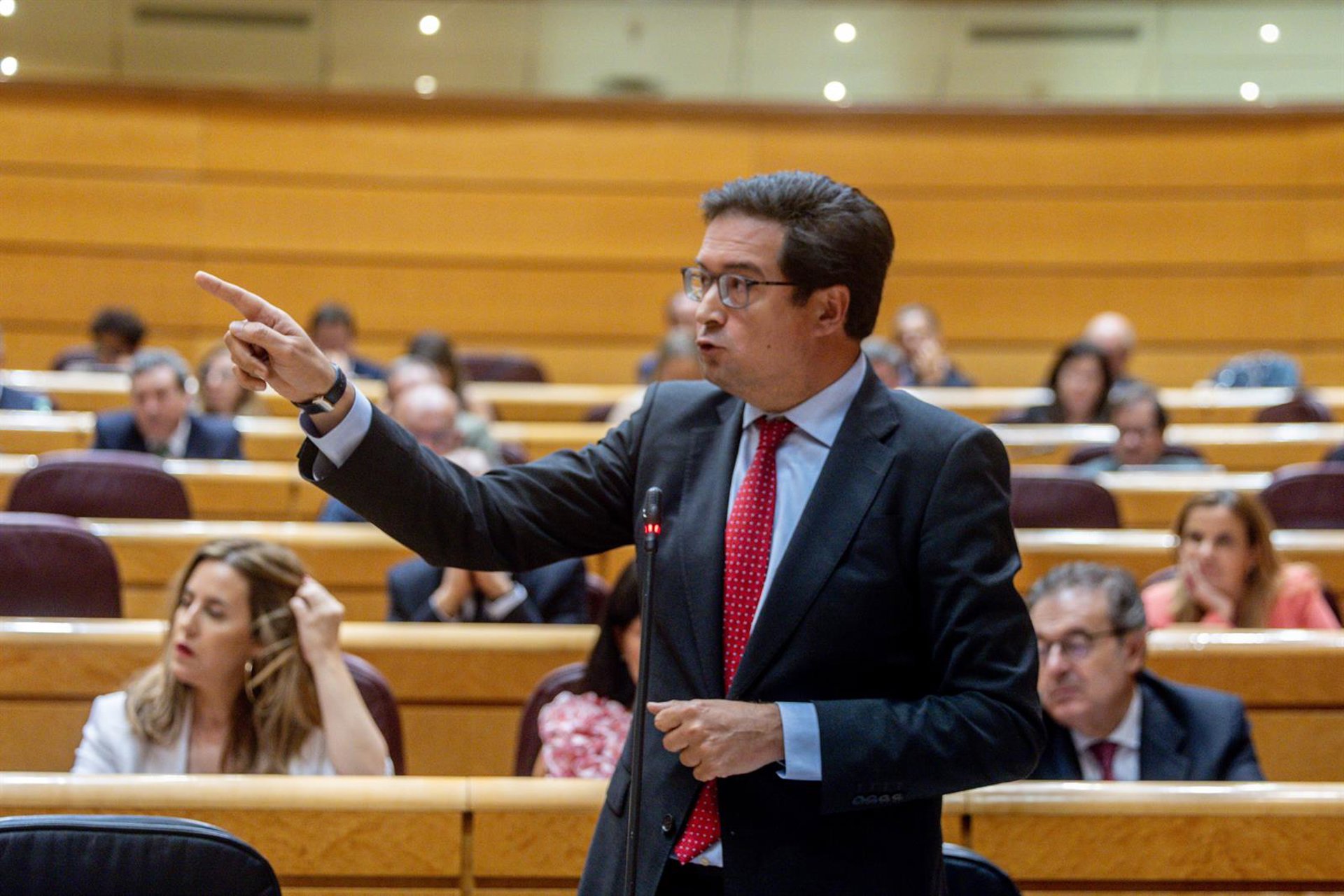 Óscar López acusa al PP de «volver a la caverna» por «morder la manzana» de Vox, un «partido fascista y franquista»