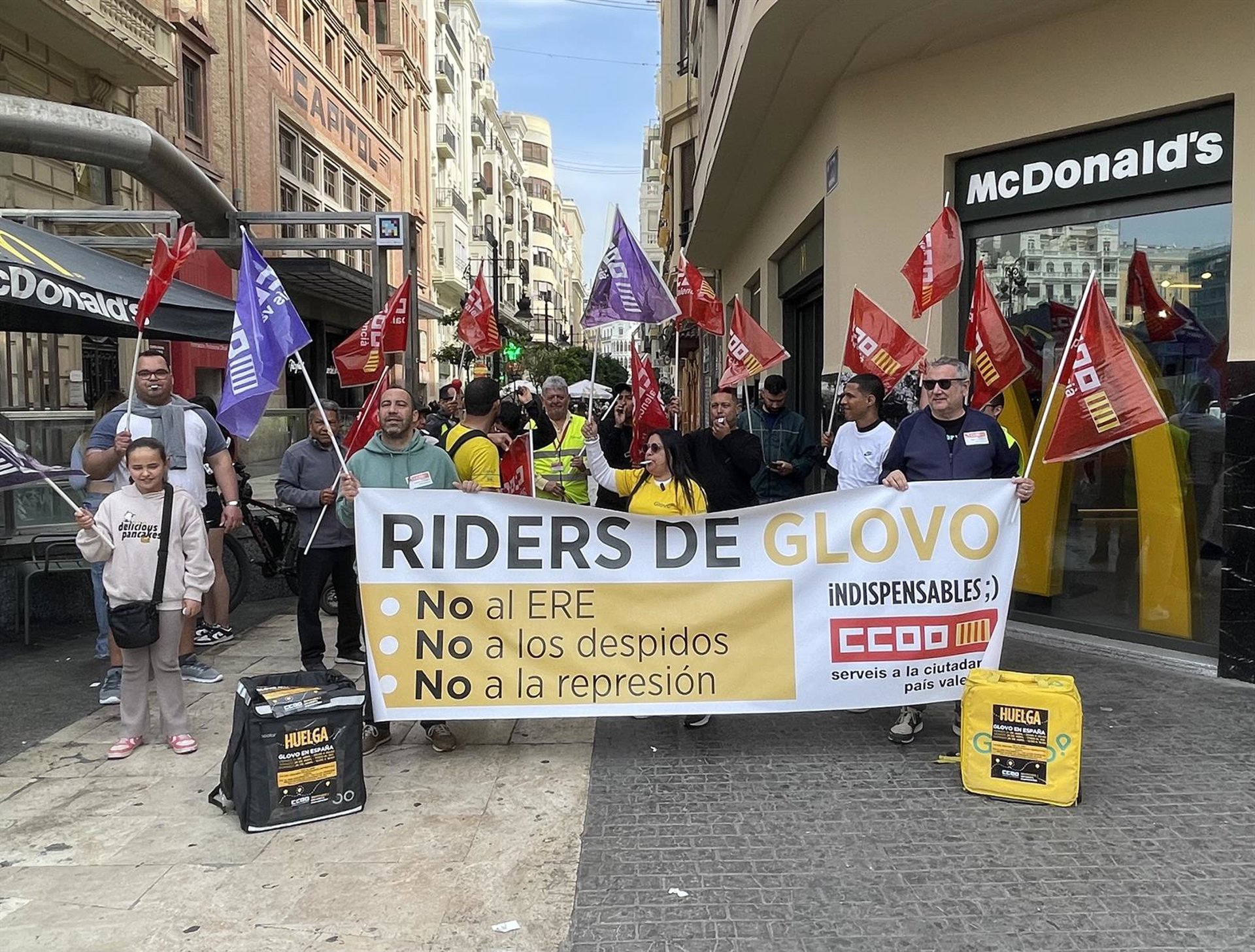 Una concentración de ‘riders’ exige a Glovo «suspender el ERE»: «Podrían despedir a 766 empleados»