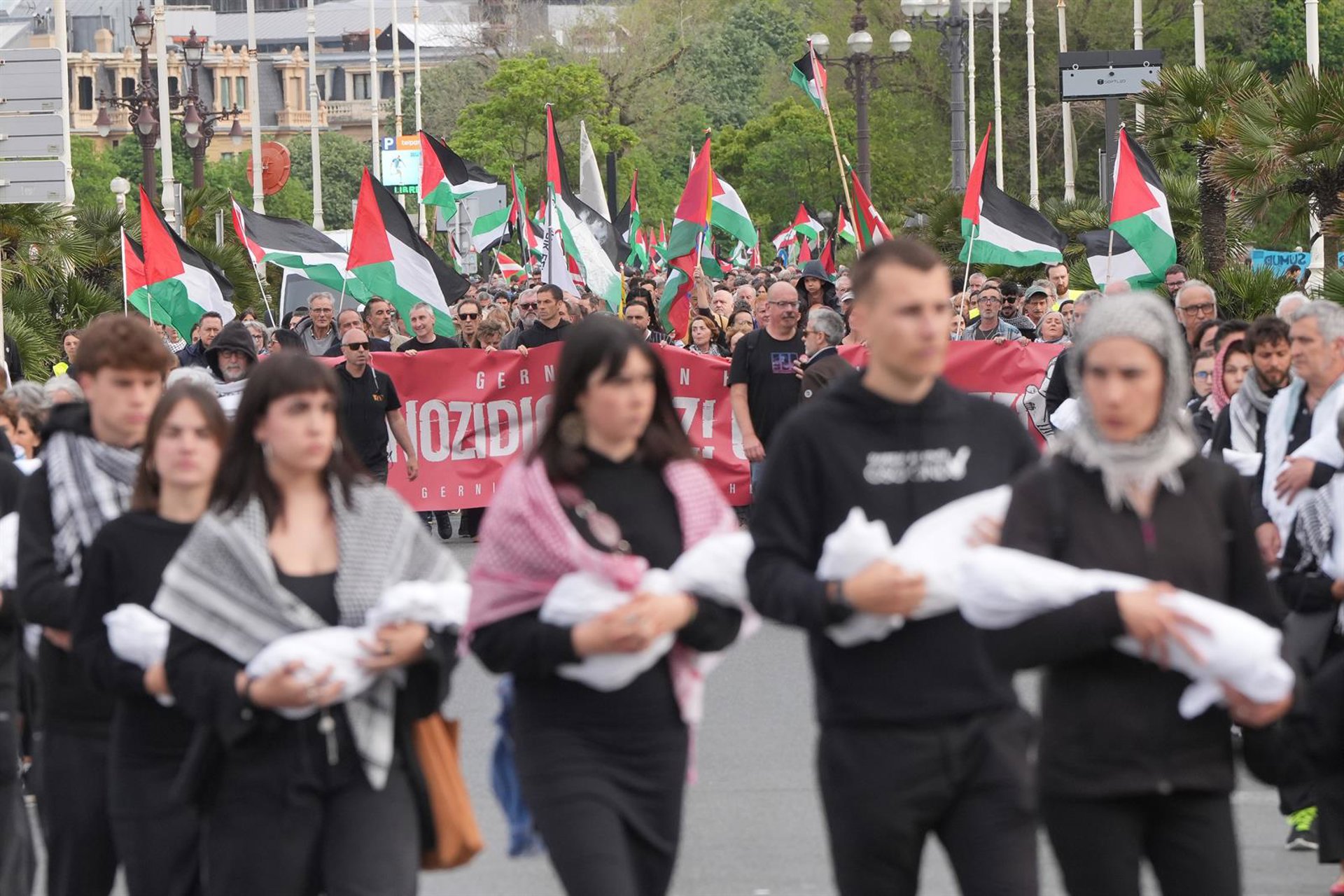 Miles de personas se manifiestan en San Sebastián contra las guerras y el genocidio en Palestina