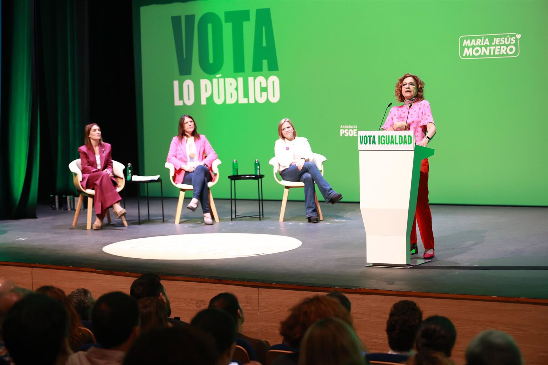 Montero promete poner tope a los pisos turísticos y «negociar» el traspaso de competencias ferroviarias a la Junta