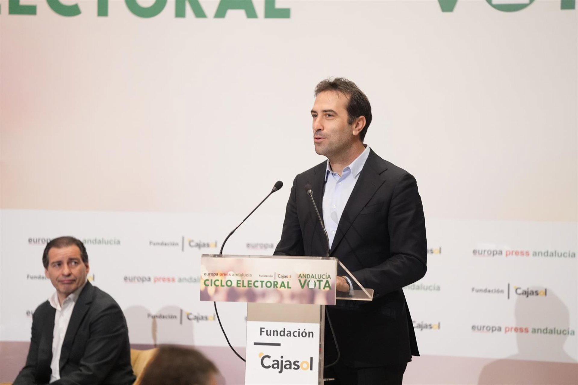 El Gobierno asegura que atenderá a pasajeros «con garantías» y que hay «contacto continuo» con Canarias