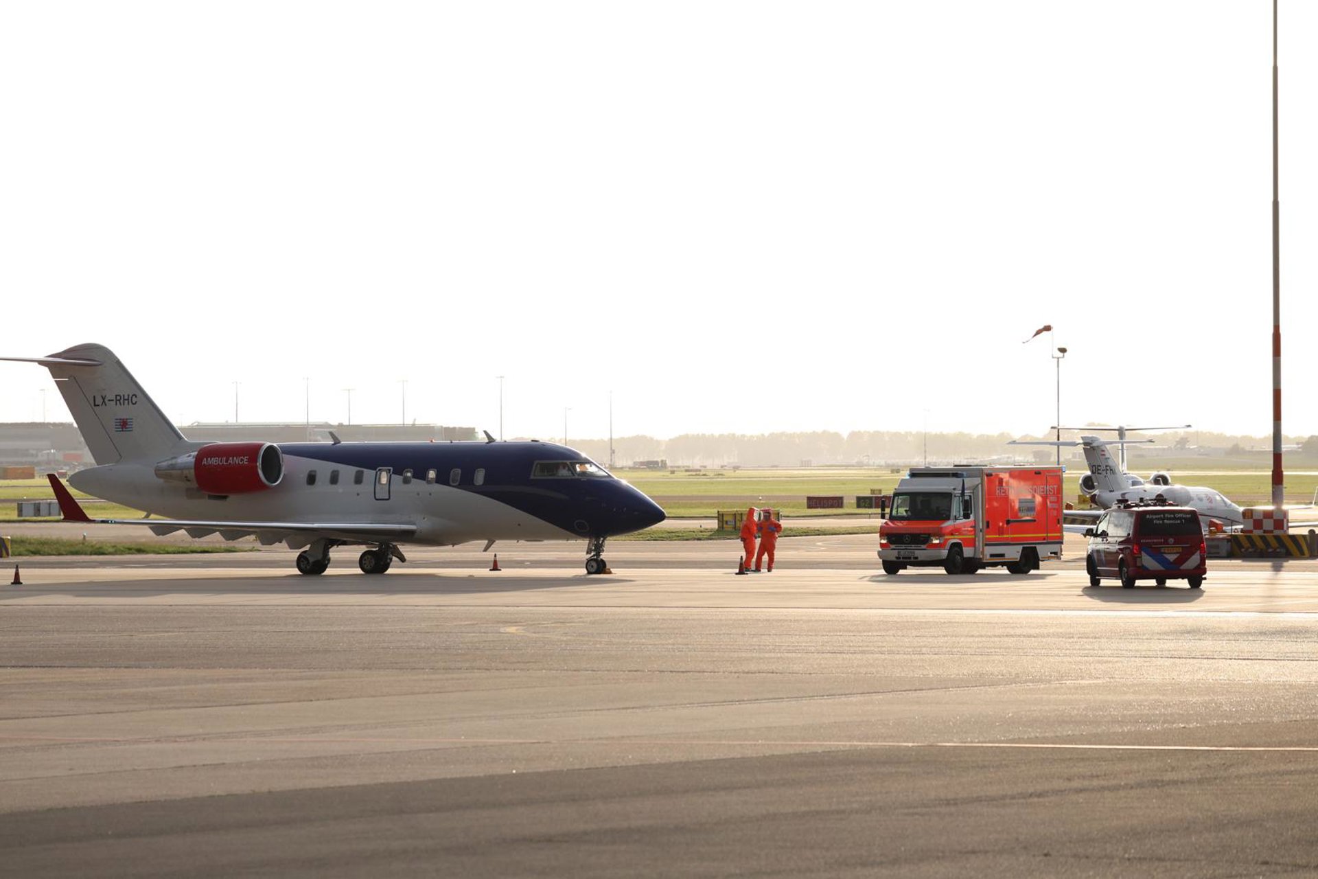 Trasladados a Ámsterdam los dos contagiados que pararon en Canarias, en un nuevo avión medicalizado