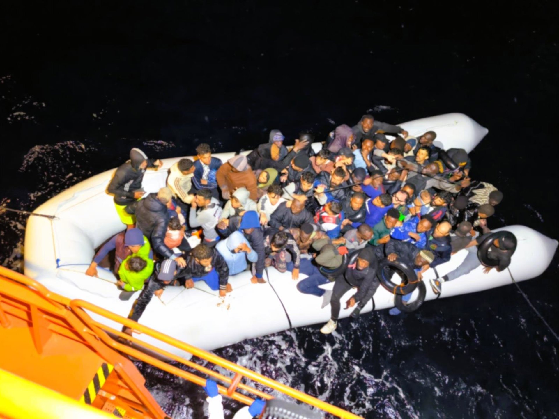Salvamento Marítimo intercepta otras dos embarcaciones con 121 inmigrantes en aguas de Lanzarote y de Gran Canaria