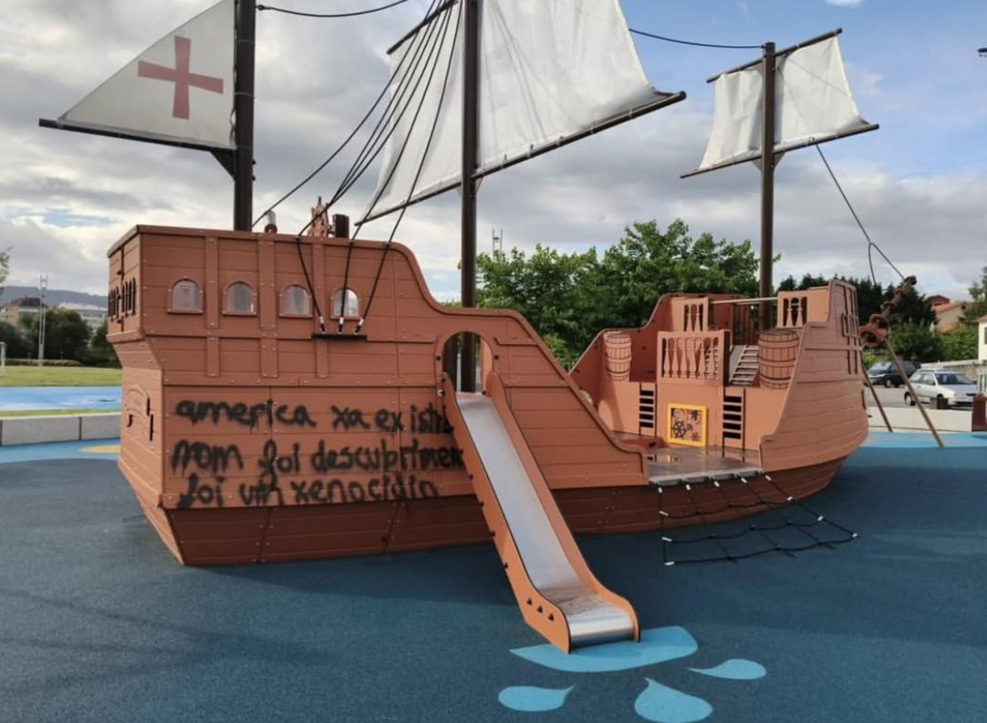 Aparecen pintadas vandálicas sobre la llegada a América en un barco del parque de Poio que recuerda a Cristóbal Colón