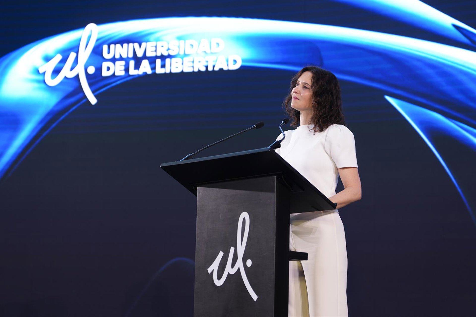Ayuso acusa a Sheinbaum y Gobierno de no garantizar su seguridad en México: «Hemos tenido que cortar y desaparecer»