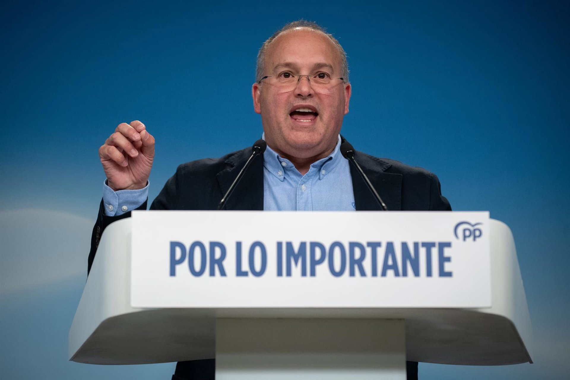 Feijóo llama a Moreno para felicitarle por su «victoria incontestable» y celebra el revés del «sanchismo»
