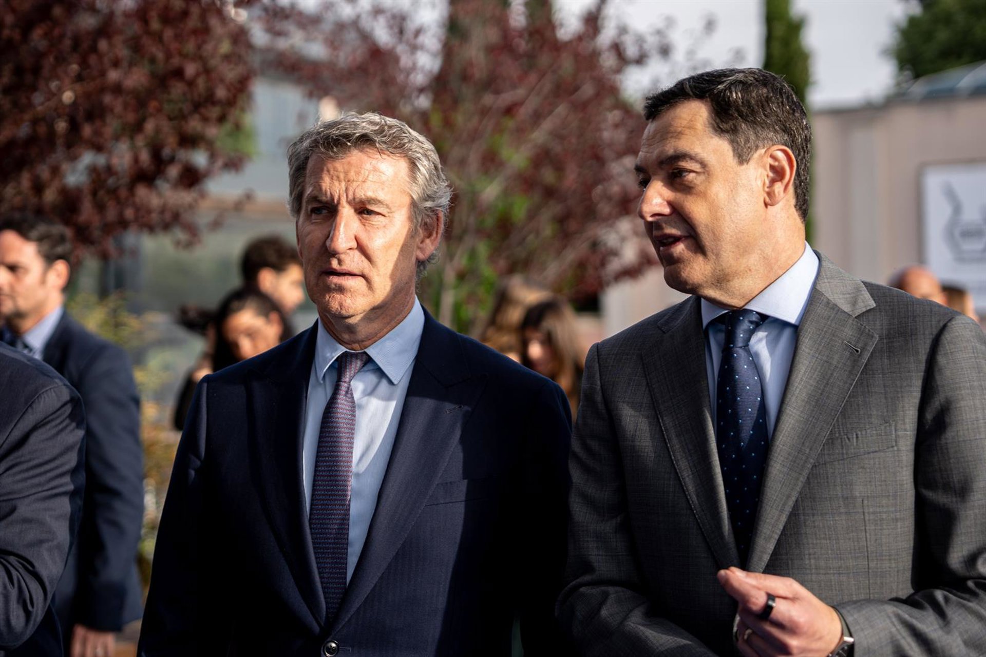 Feijóo convoca a la plana mayor del PP para analizar los resultados, que recibirá a Moreno con una ovación