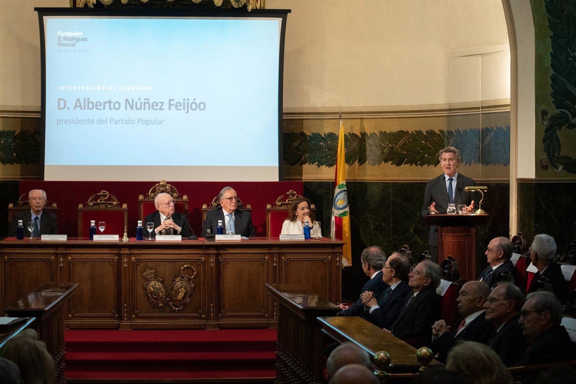 Feijóo se compromete a «incrementar las plantillas» médicas y a crear un fondo estatal para enfermedades raras