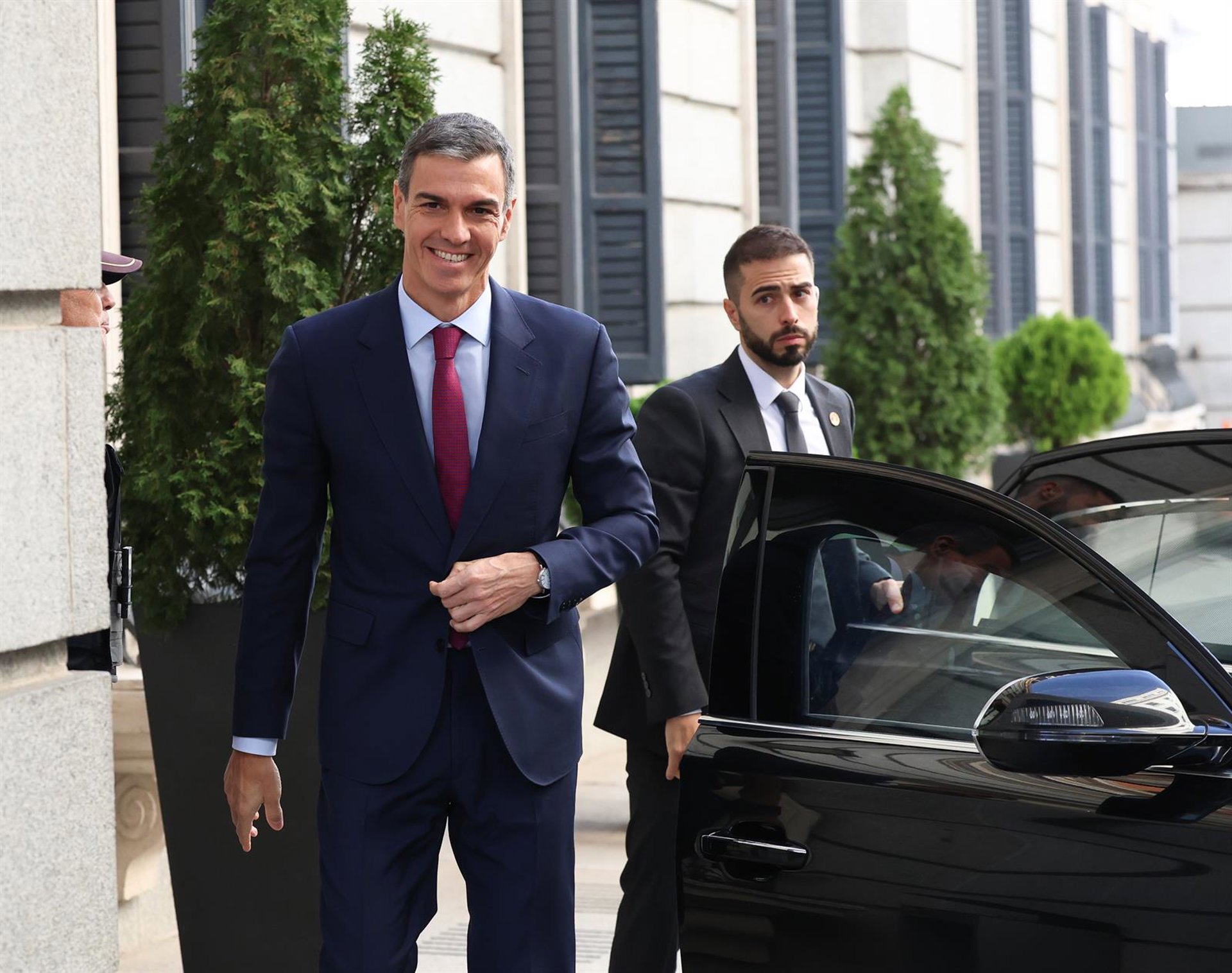 Sánchez da «todo su apoyo» a Zapatero y Feijóo pide su salida para que no siga «manchando» la Presidencia del Gobierno