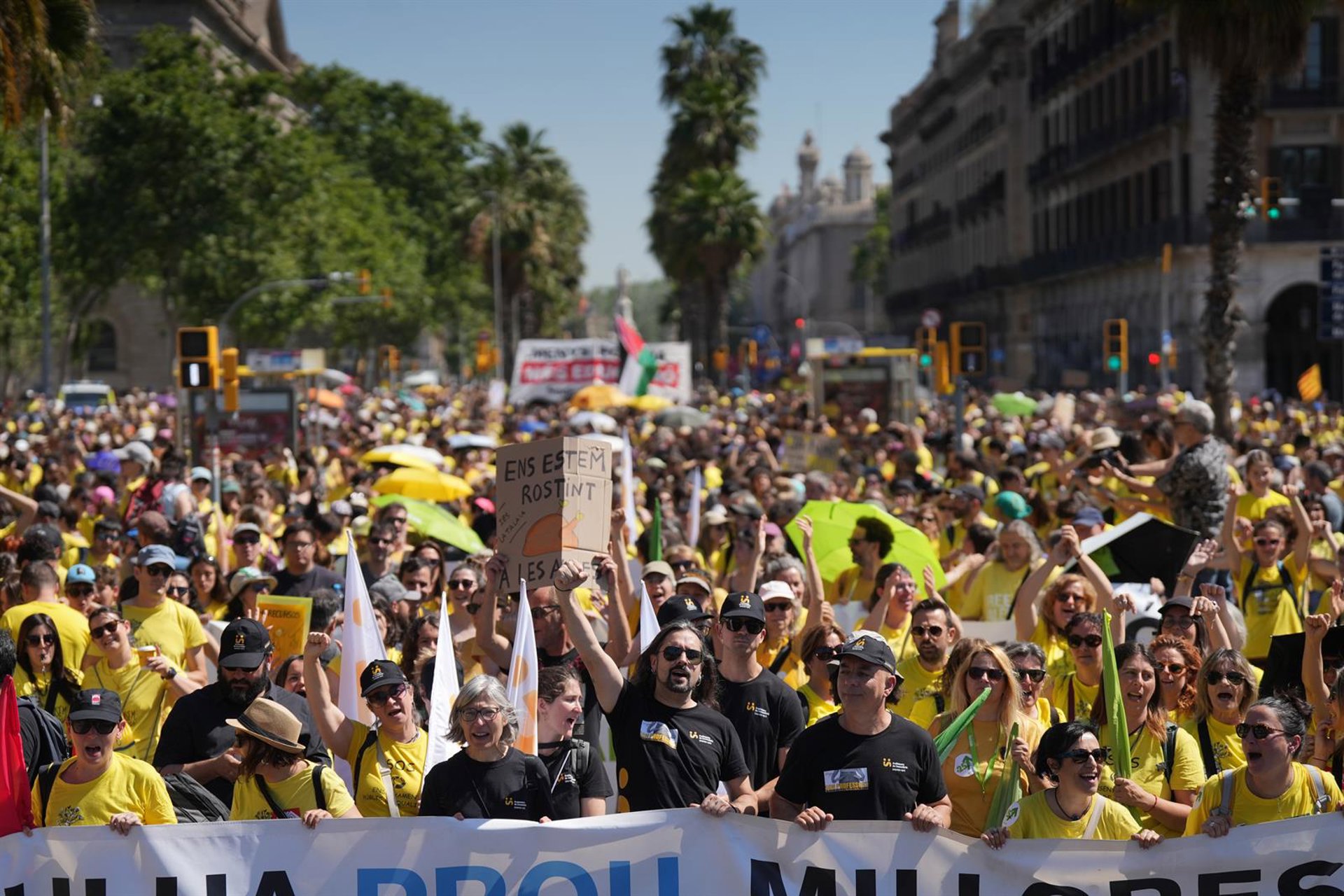 Unos 7.000 docentes según la Urbana se manifiestan en Barcelona para pedir mejoras laborales