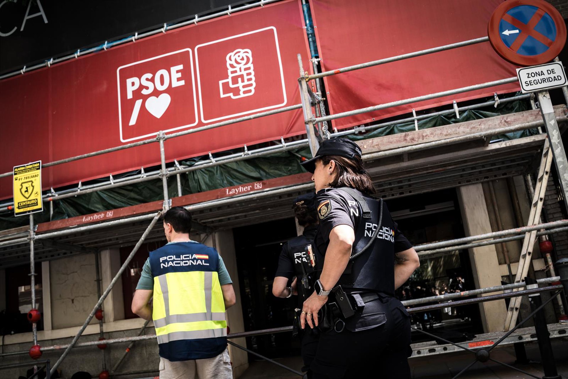 El PSOE niega haber ordenado las conductas delictivas que apunta el juez y asegura que colaboró con la UCO en Ferraz