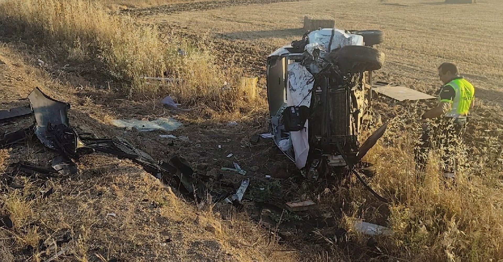 Una persona fallece y otra resulta herida grave en la colisión frontal entre dos turismos en Badajoz