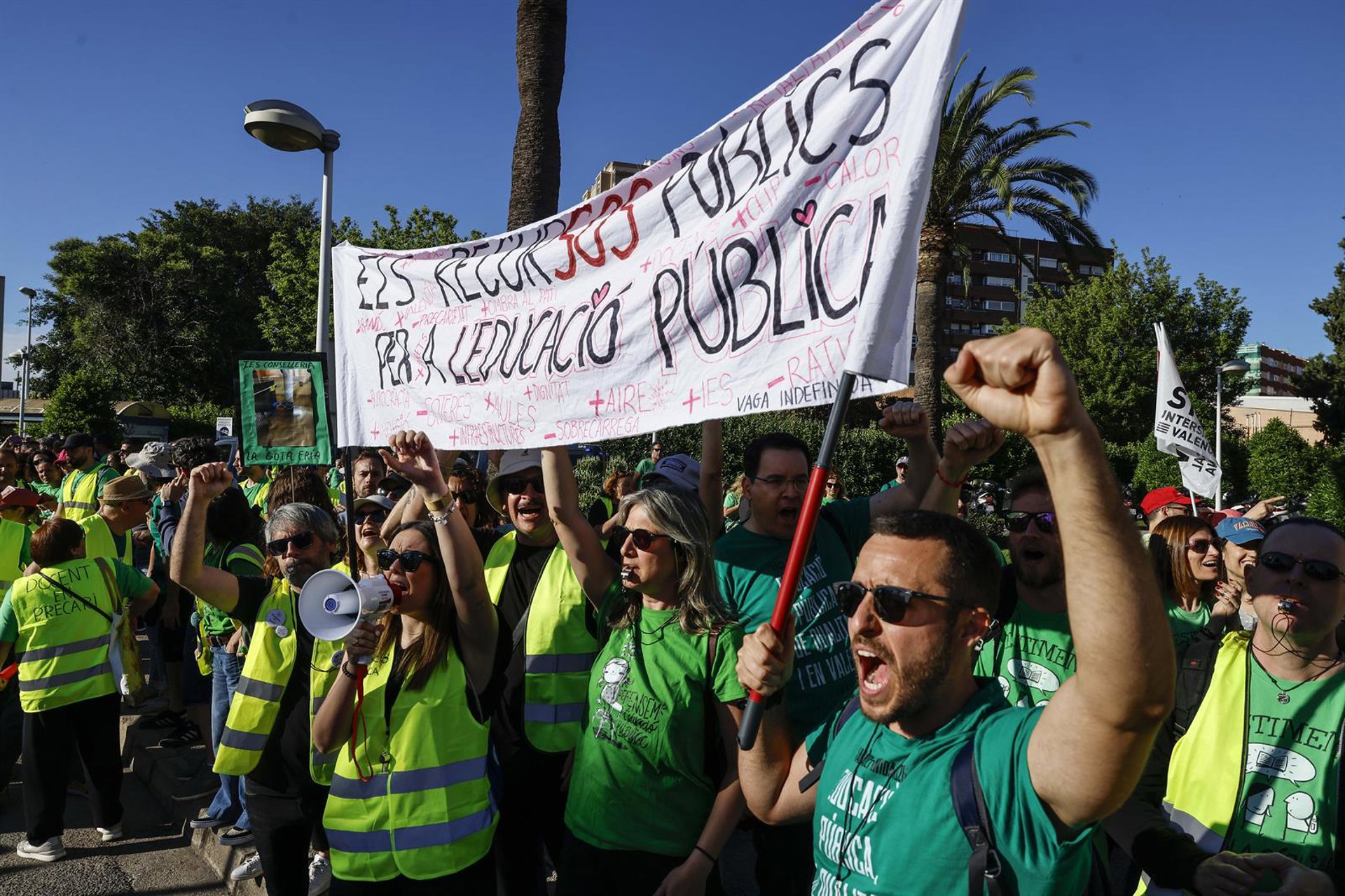 Direcciones de centros condenan «agresiones policiales» a docentes:  «Defender la escuela pública no es ningún delito»