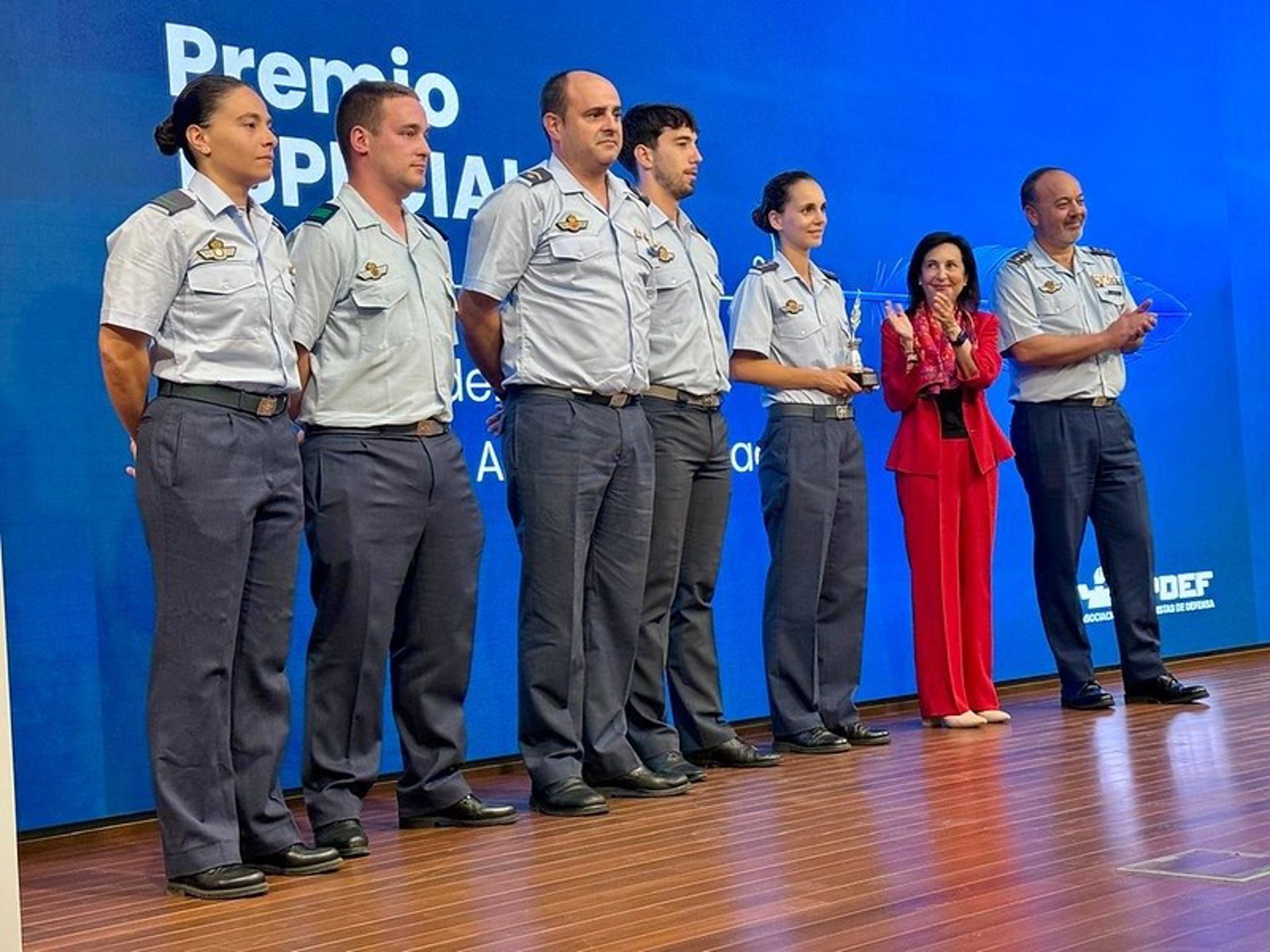 El 43 Grupo del Ejército del Aire y el pintor Augusto Ferrer-Dalmau, galardonados por los periodistas de Defensa