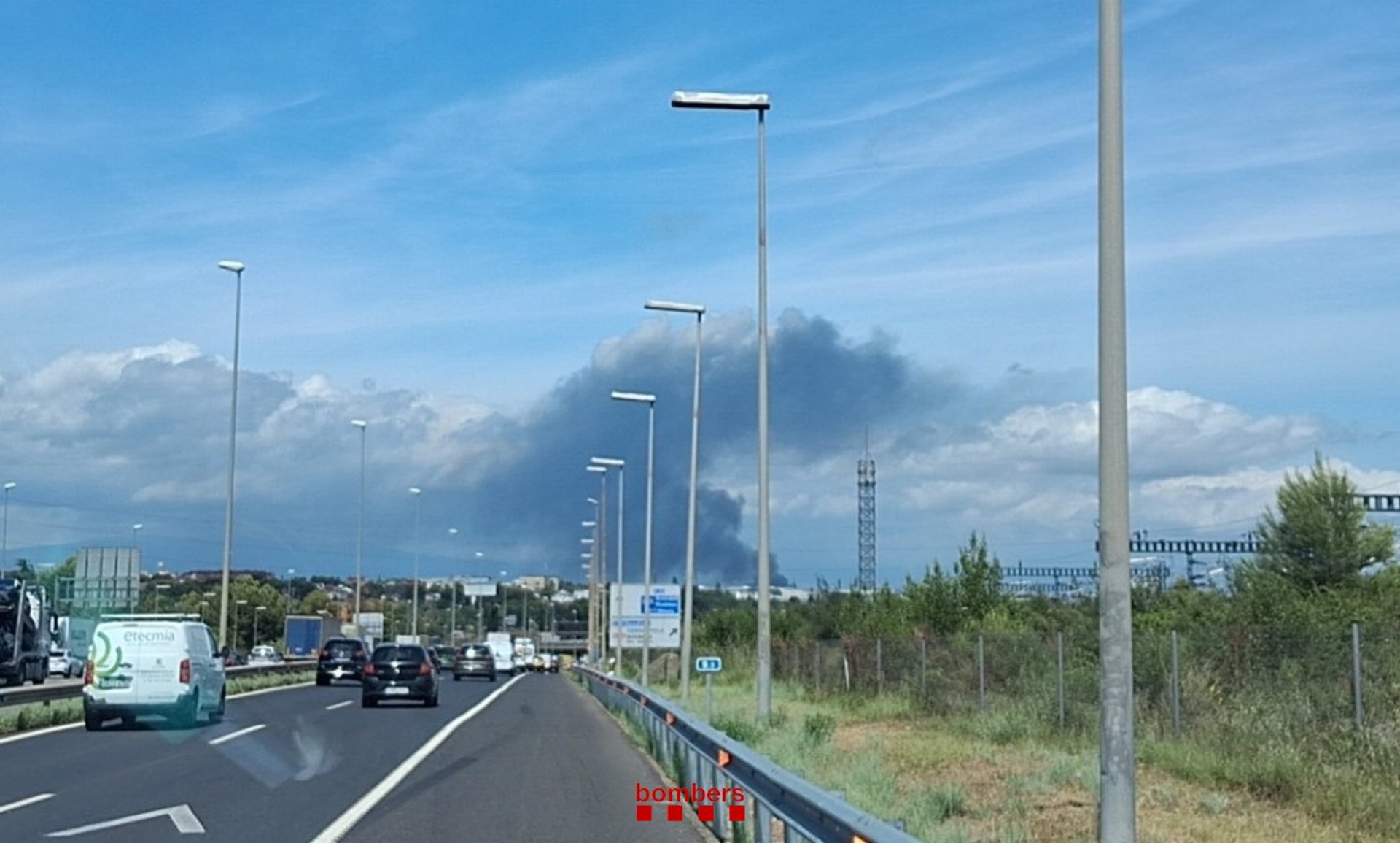 Los Bombers trabajan con 15 dotaciones en un incendio de una nave en Santa Perpètua (Barcelona)