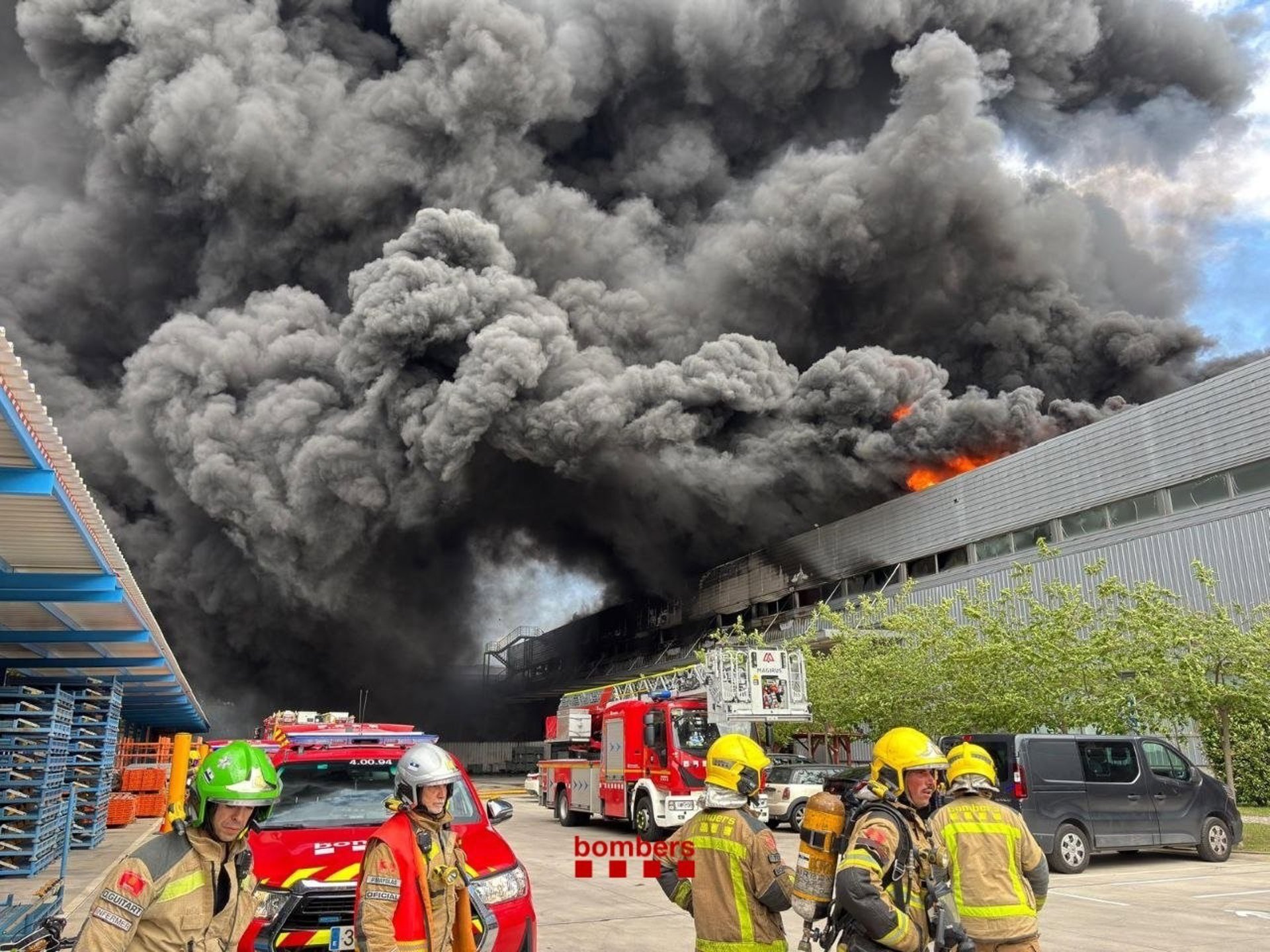 Los Bombers estabilizan el incendio de una nave de Honda en Santa Perpètua (Barcelona)