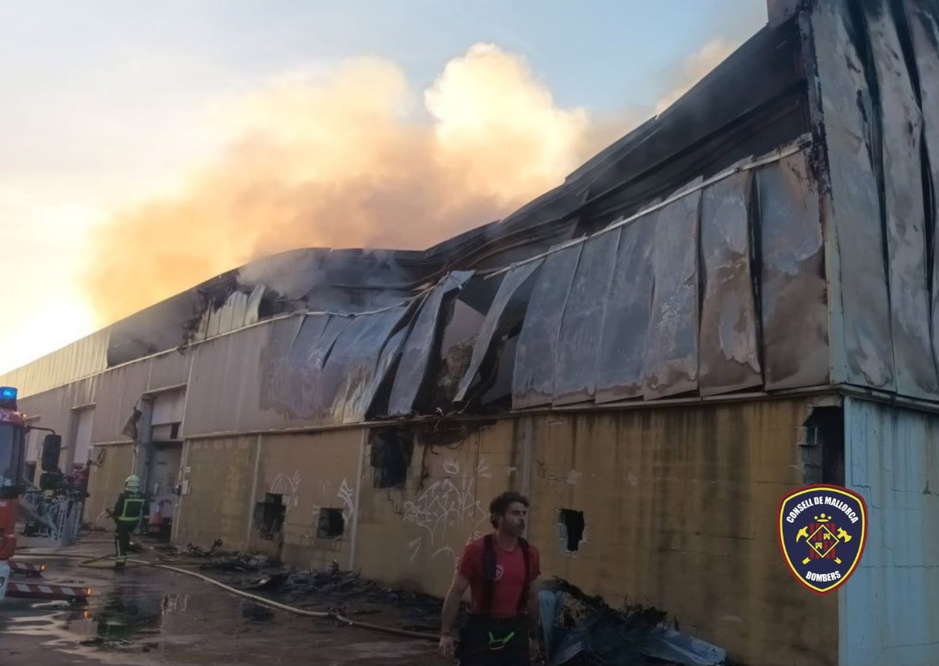 Extinguido el incendio en el polígono industrial de Binissalem tras más de 40 horas de trabajo de los bomberos