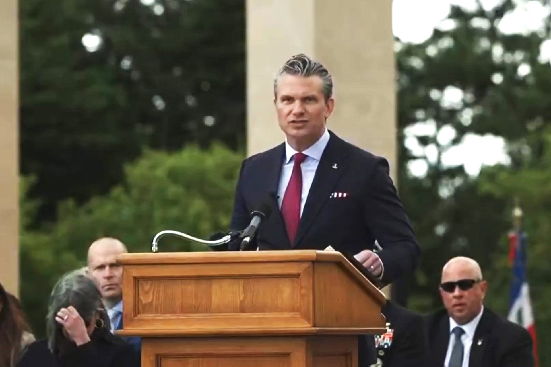 Hegseth compara el desembarco de Normandía con la «invasión» de inmigrantes en costas de España y otros países