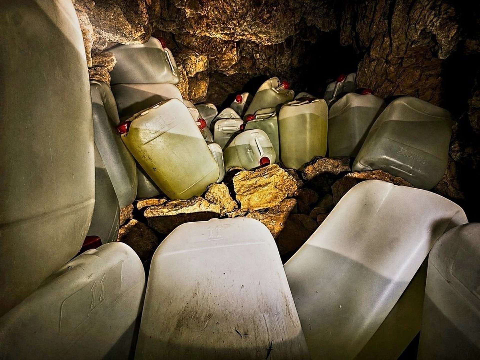 Incautados dentro de las cuevas de la Zona Alta del Peñón de Gibraltar 70 bidones con combustible