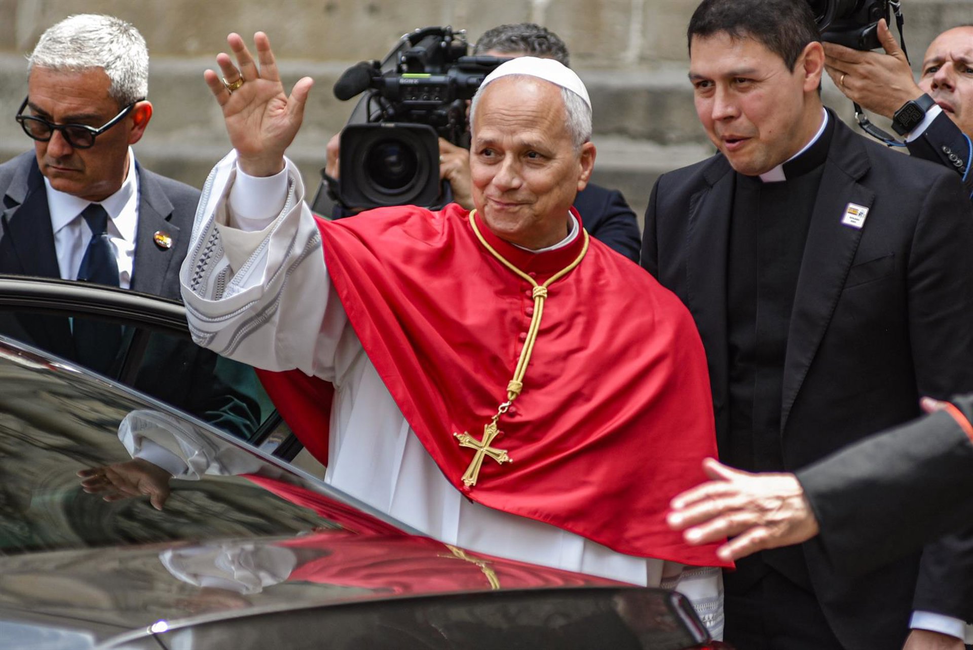 León XIV bendice a los fieles desde el balcón del Palacio Episcopal de Barcelona