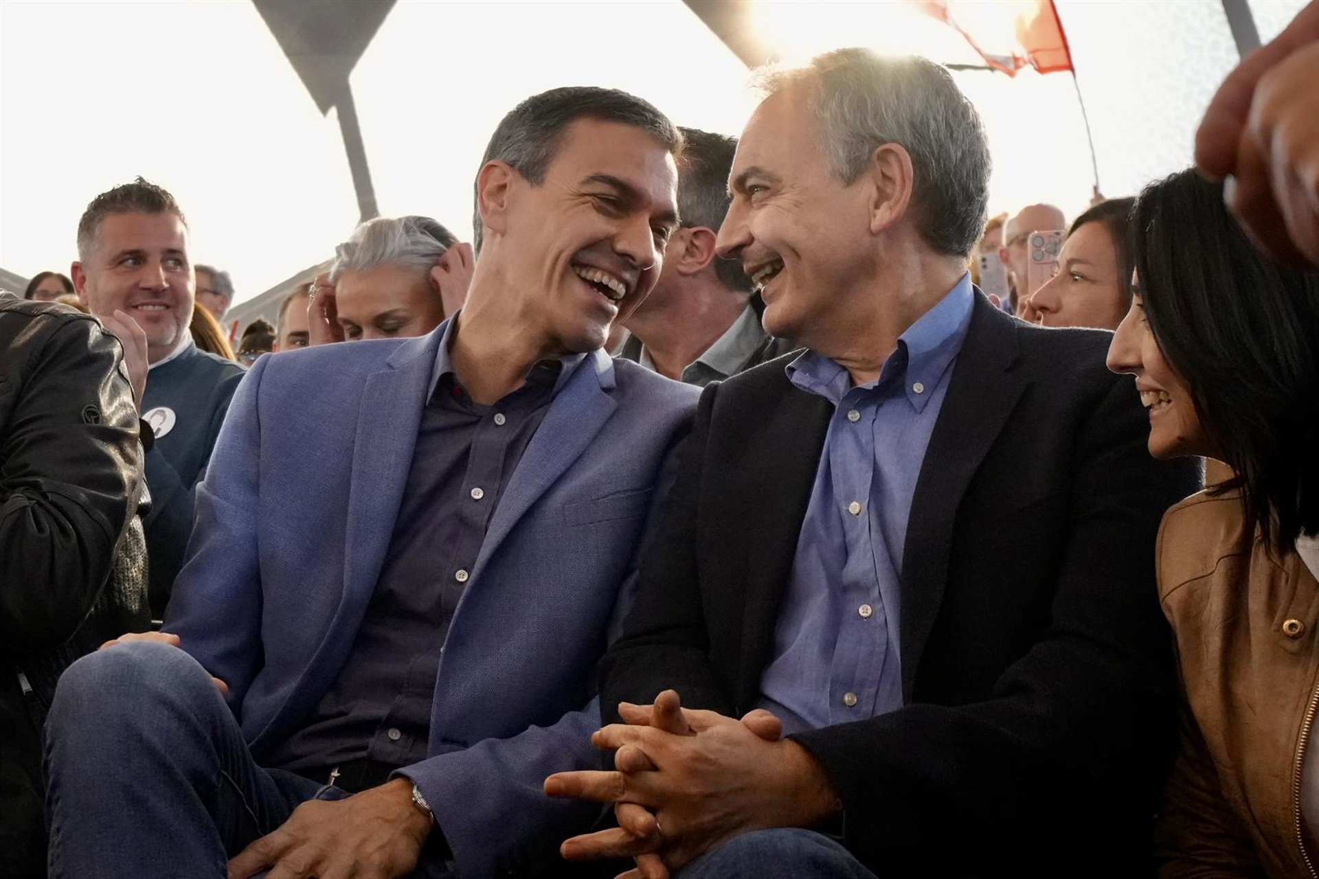El PSOE pierde cinco puntos tras los casos Leire y Zapatero y ve recortada su ventaja a 4,2 puntos sobre el PP