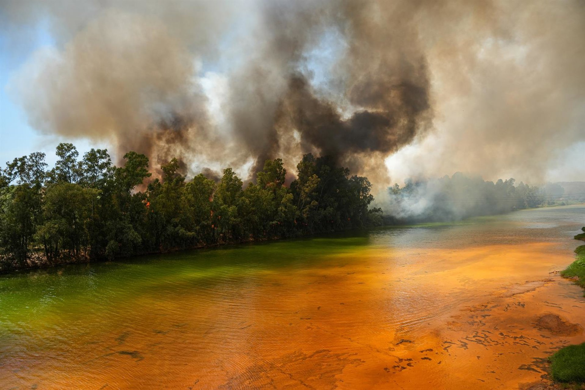 El Infoca mantiene 70 profesionales por tierra tras descender a nivel de preemergencia el incendio