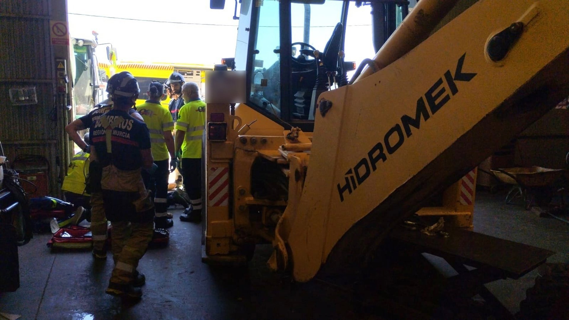 Muere un hombre aplastado por una retroexcavadora en una empresa de máquina agrícola en Lorca (Murcia)