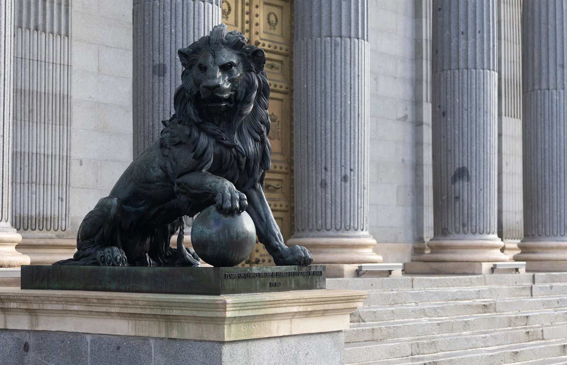 El Congreso aprovecha las Puertas Abiertas para sacar su tienda de recuerdos, con el león de borrar como venta estrella