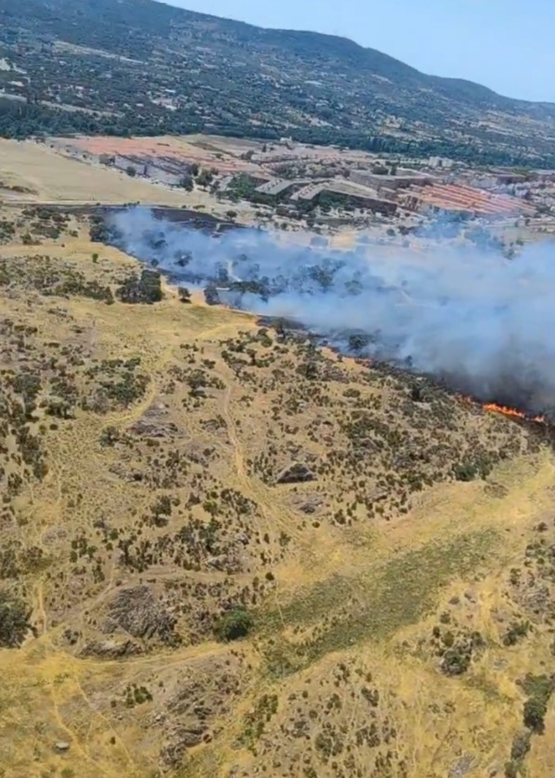 Cuatro medios aéreos trabajan en la extinción de un incendio forestal en Plasencia