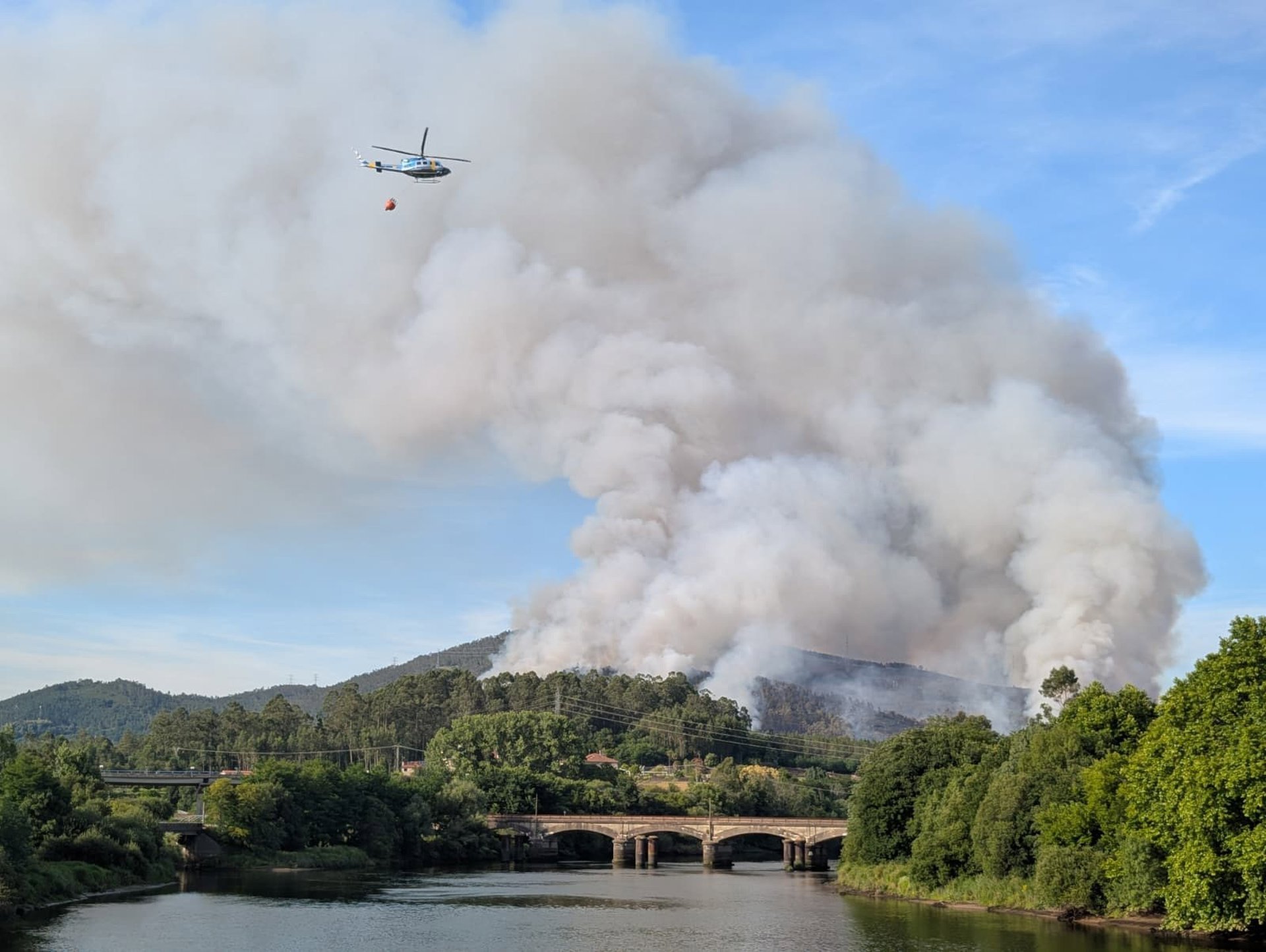 El incendio de Padrón ya arrasa 180 hectáreas y obliga a desalojar 10 viviendas en la parroquia de Carcacía
