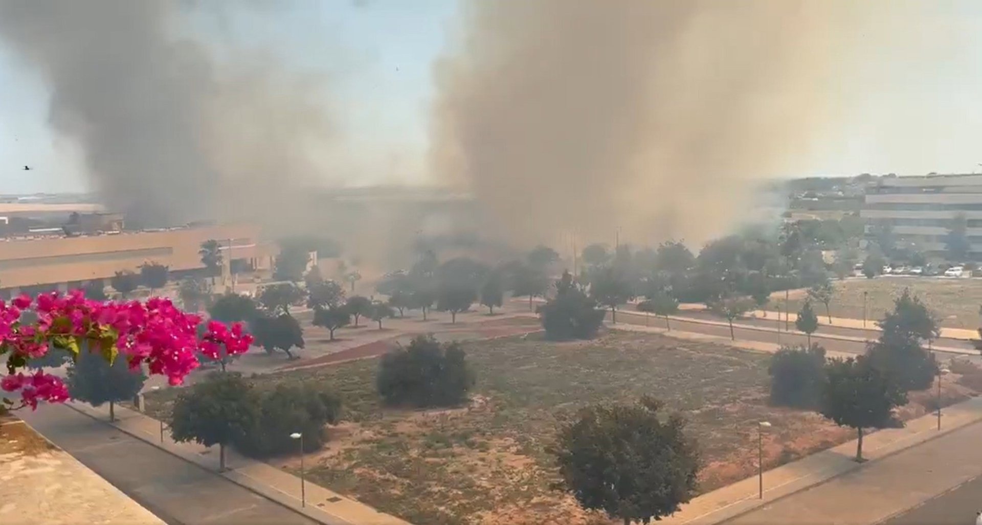 Evacuados vecinos de la Urbanización Java de Mairena del Aljarafe por un incendio urbano