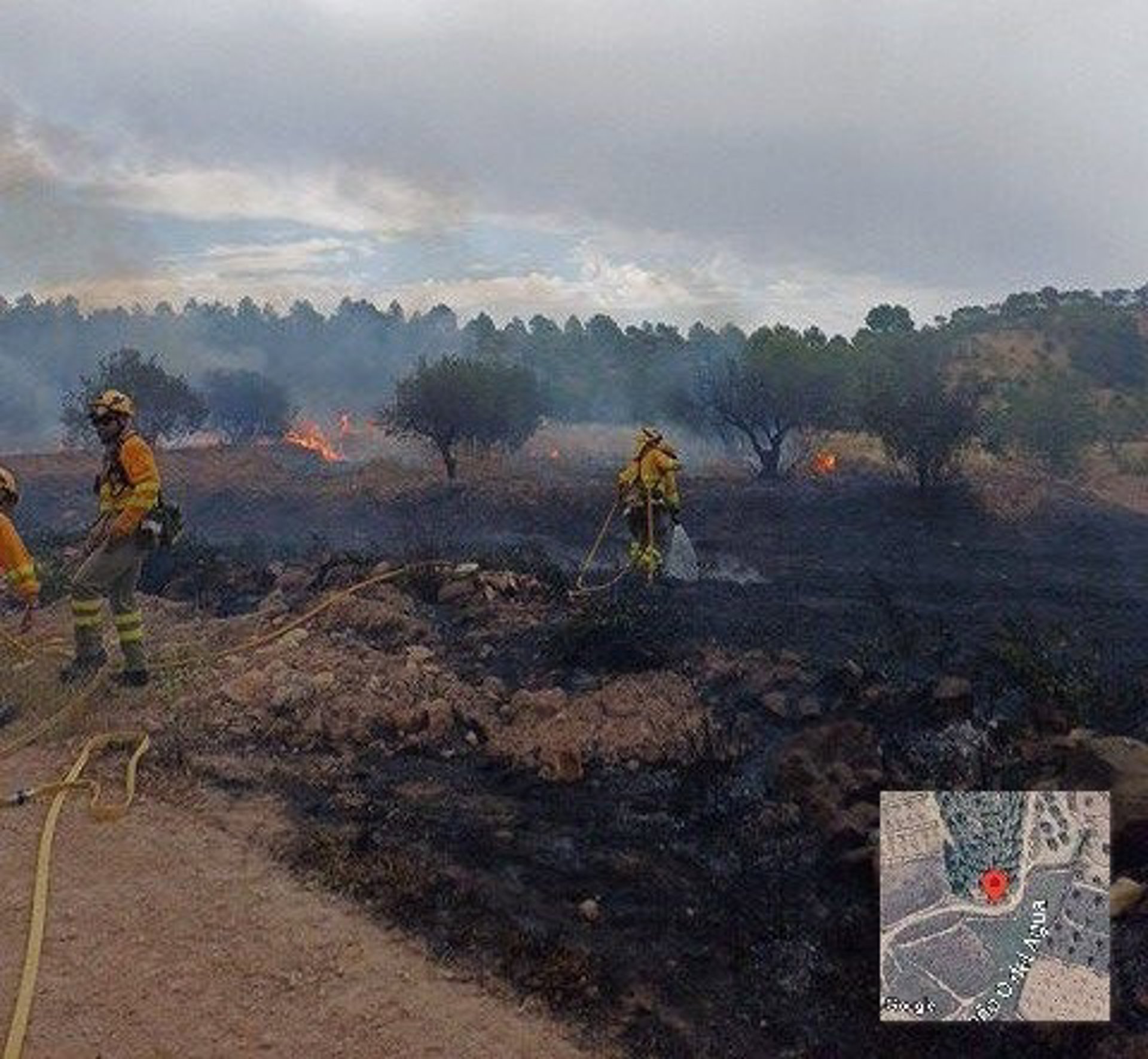 Medios aéreos y terrestres trabajan en la extinción de un incendio forestal en Lorca
