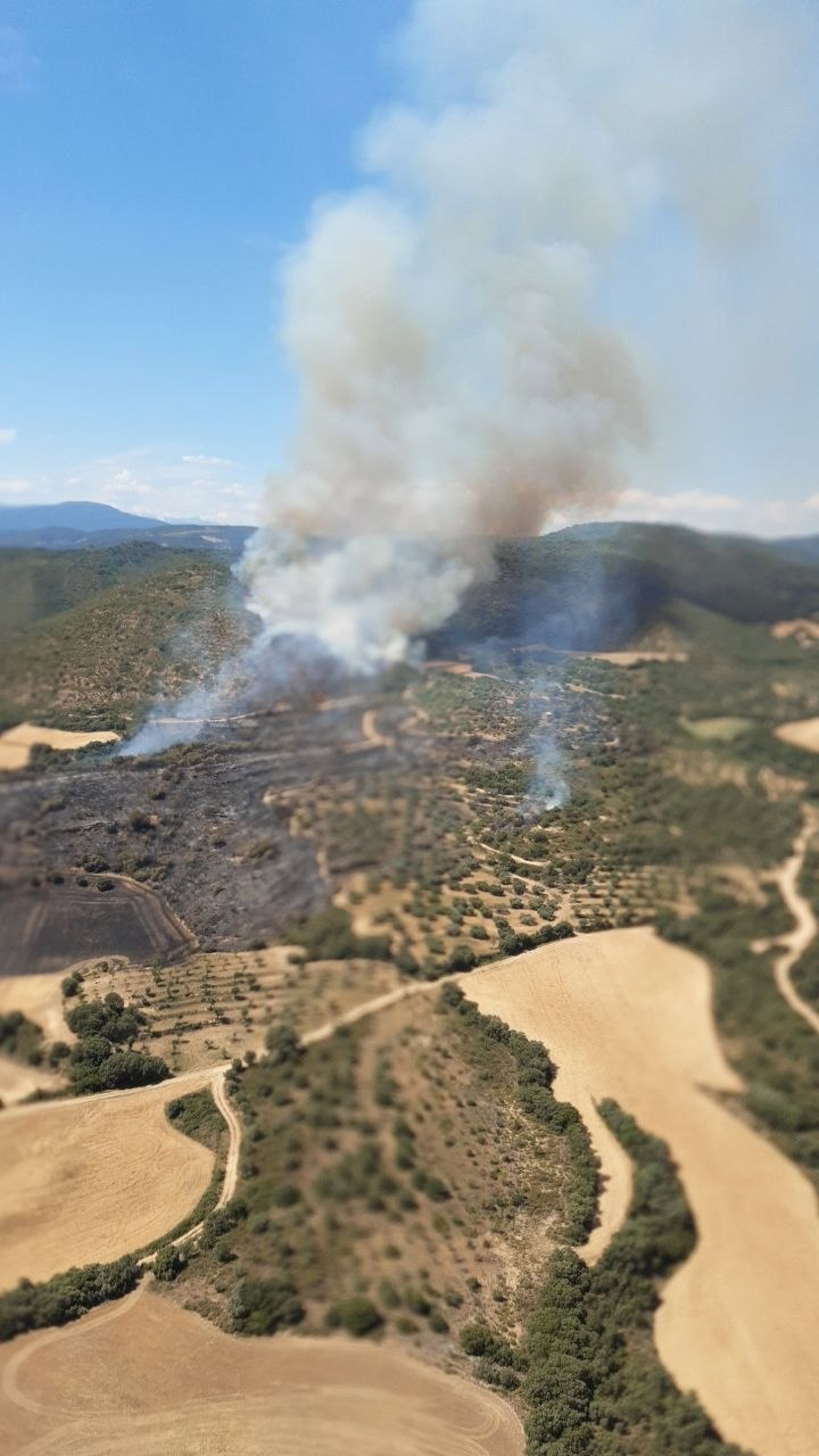 INFOAR trabaja en la extinción de un incendio en una zona agrícola y forestal de Hoz y Costean (Huesca)