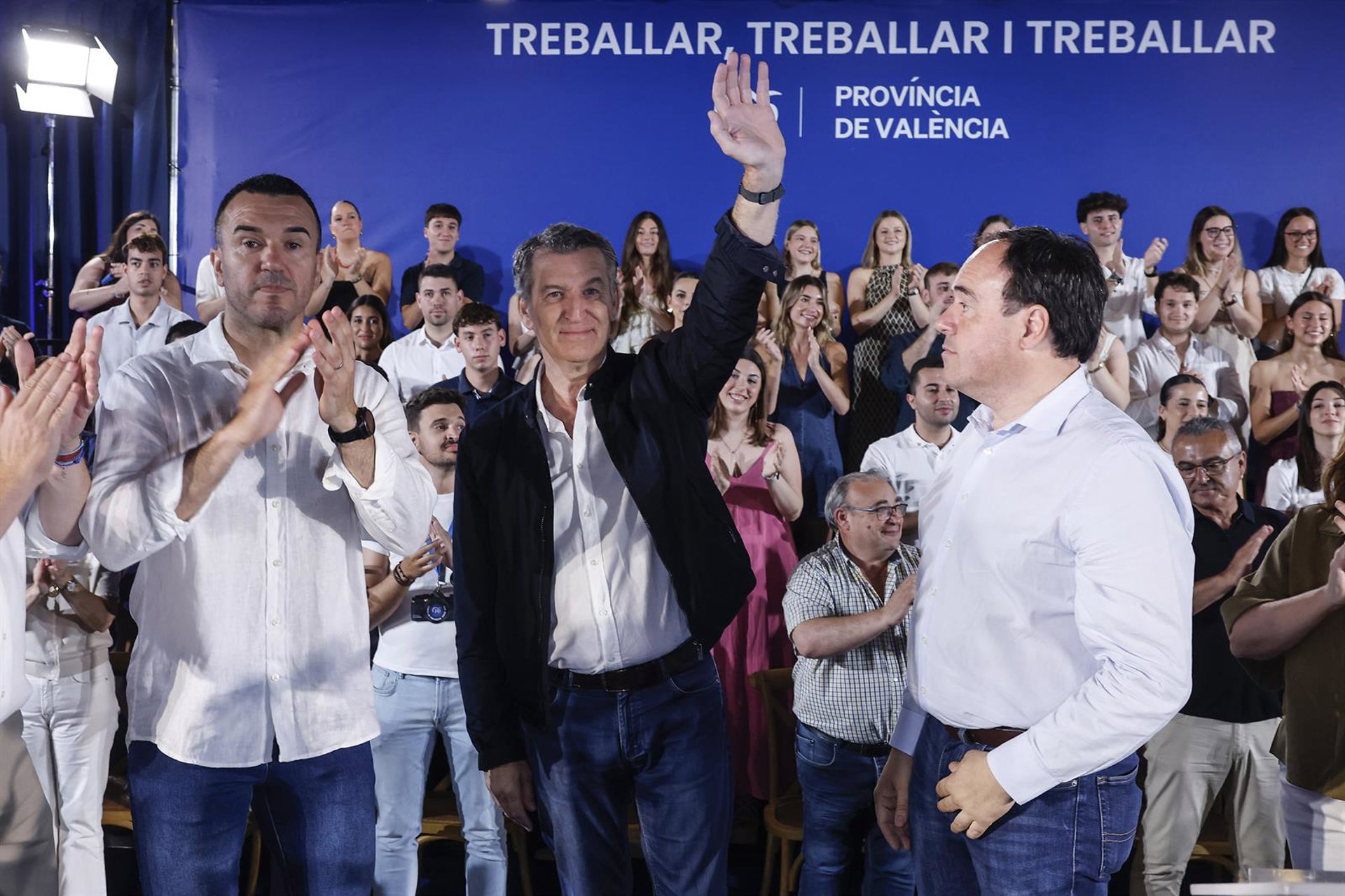 Feijóo acusa a Sánchez de estar «detrás de las cloacas» y promete un Gobierno «limpio y decente» conforme a su biografía