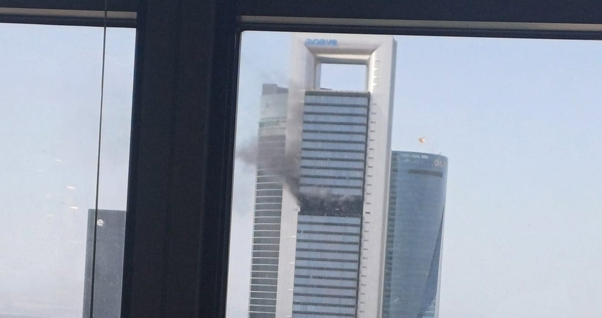 Desalojada la torre Moeve por un incendio con tres personas en búsqueda