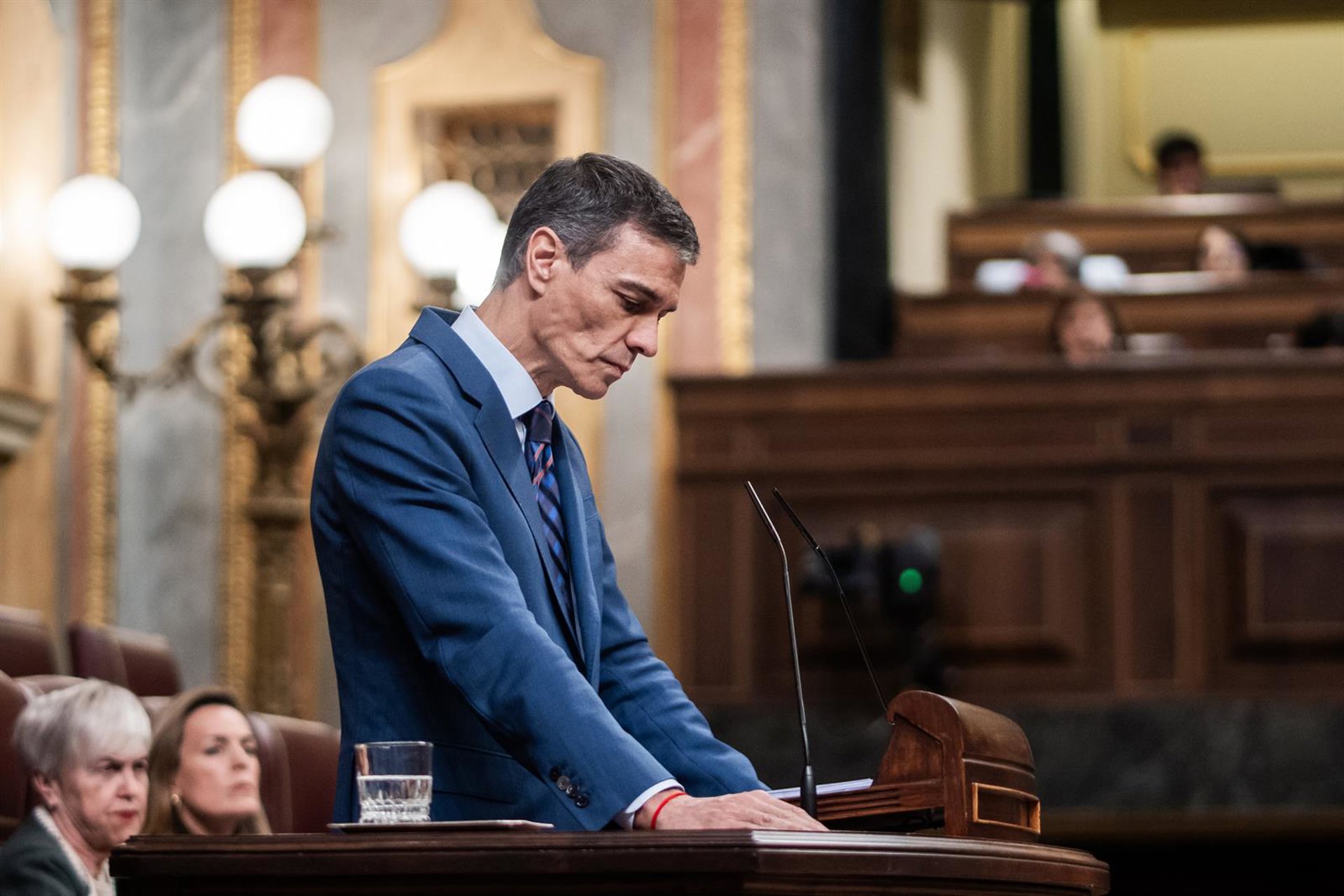 Sánchez y Feijóo se enfrentan en el Congreso en pleno choque por la corrupción y la exigencia de elecciones