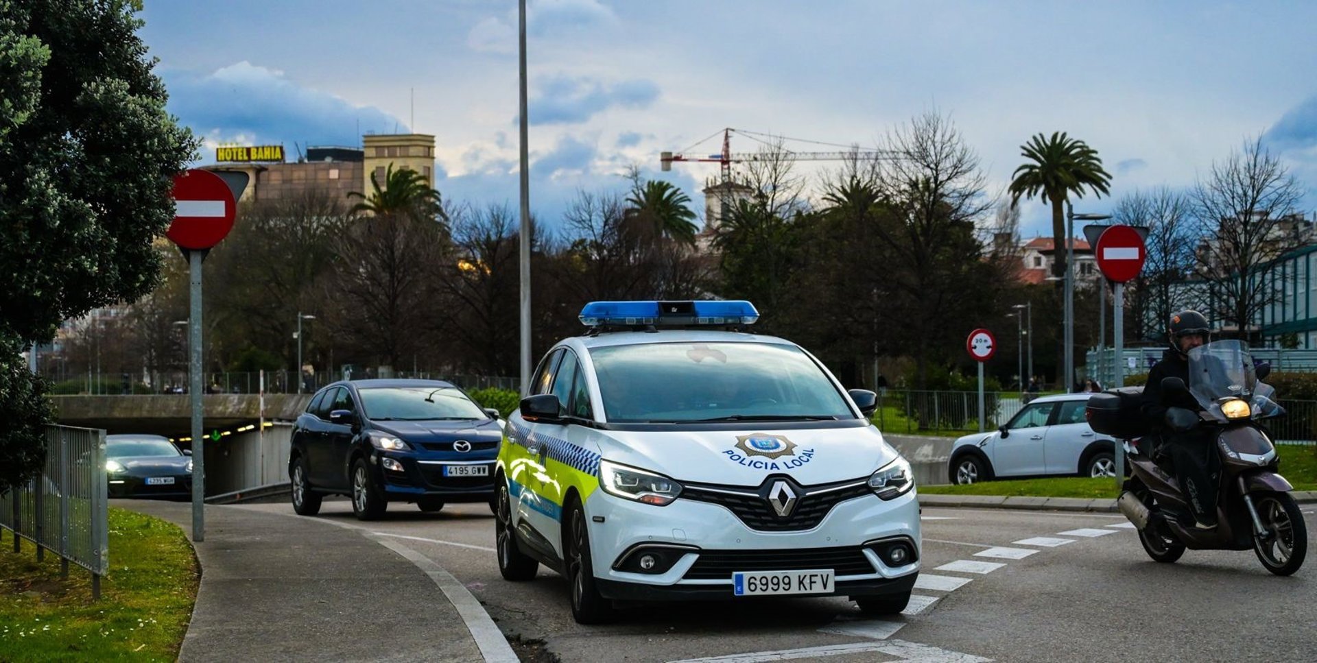 Un joven ebrio y sin carné choca con otro coche y atraviesa una terraza acristalada de hostelería en Santander