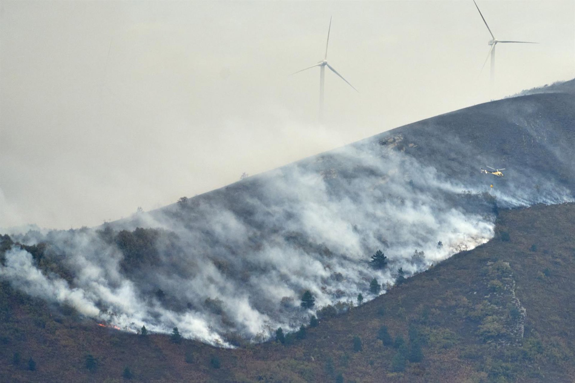Bomberos continúan trabajando para sofocar el incendio declarado en el monte Galarreta (Álava)