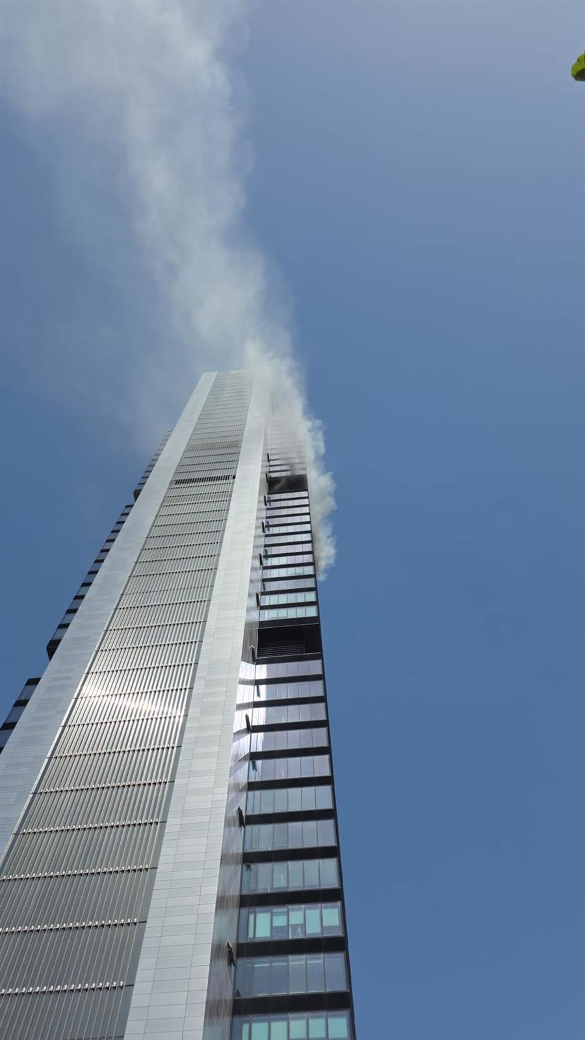 Almeida apunta a un «chispazo» en un cuarto técnico como posible causa del incendio en la torre Moeve