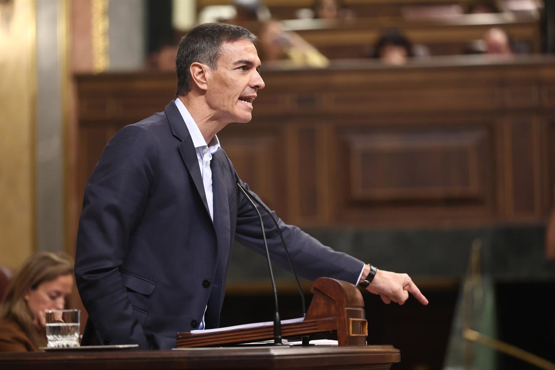 Sánchez dice que Feijóo es una amenaza a las instituciones que haría «brotar con más fuerza» la corrupción en Moncloa