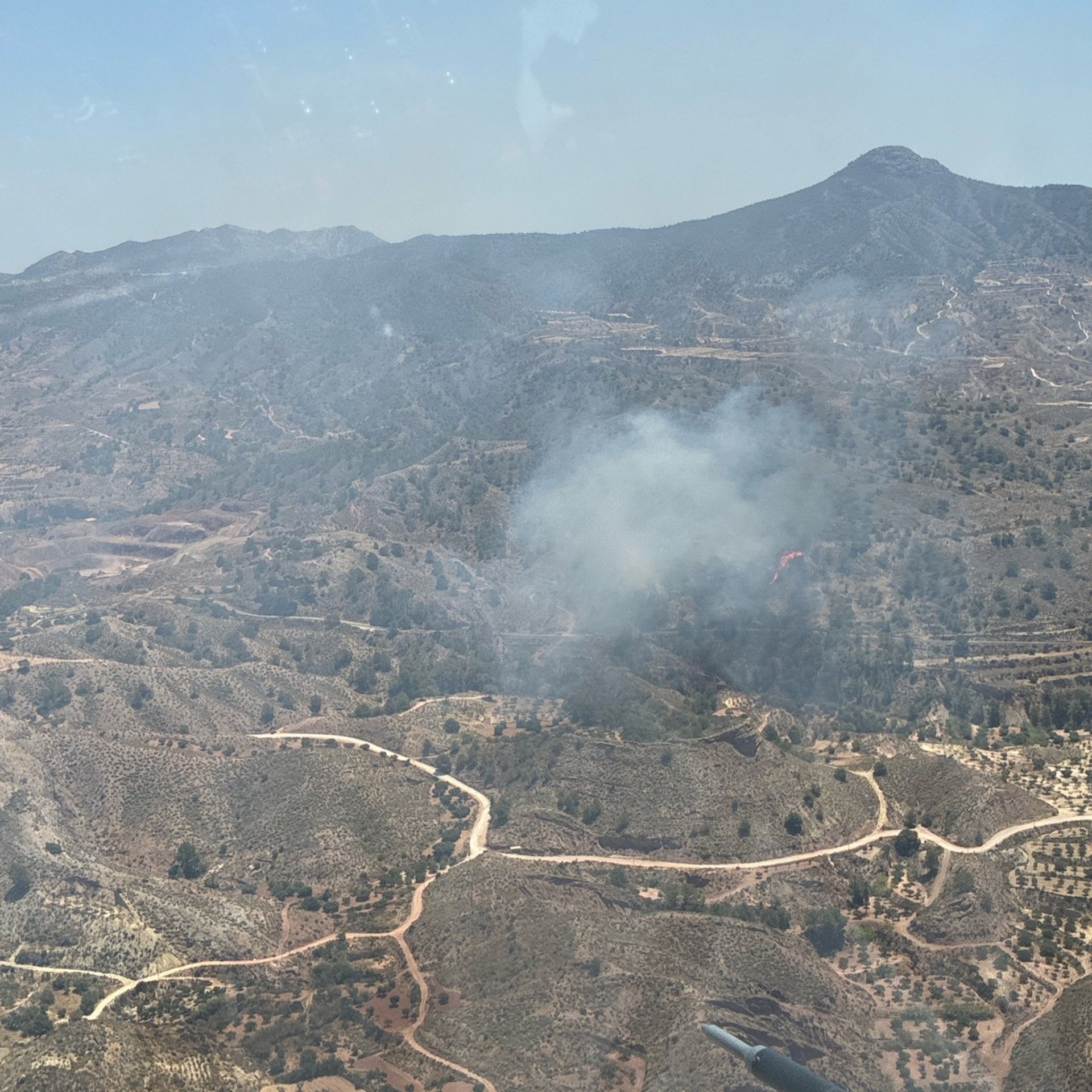 Efectivos de emergencia trabajan en la extinción de un incendio forestal en Abanilla