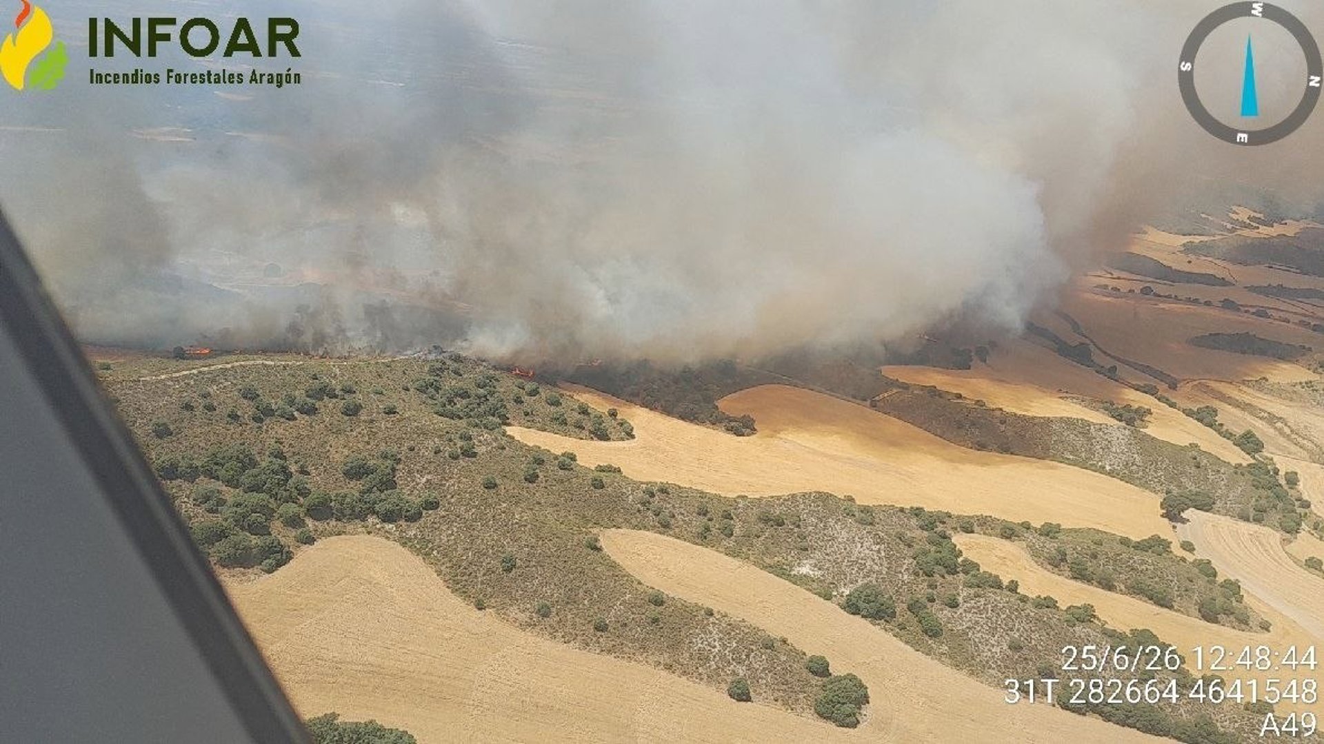 Medios del Gobierno de Aragón y Miteco trabajan en la extinción de un incendio entre Tamarite y Alcampell