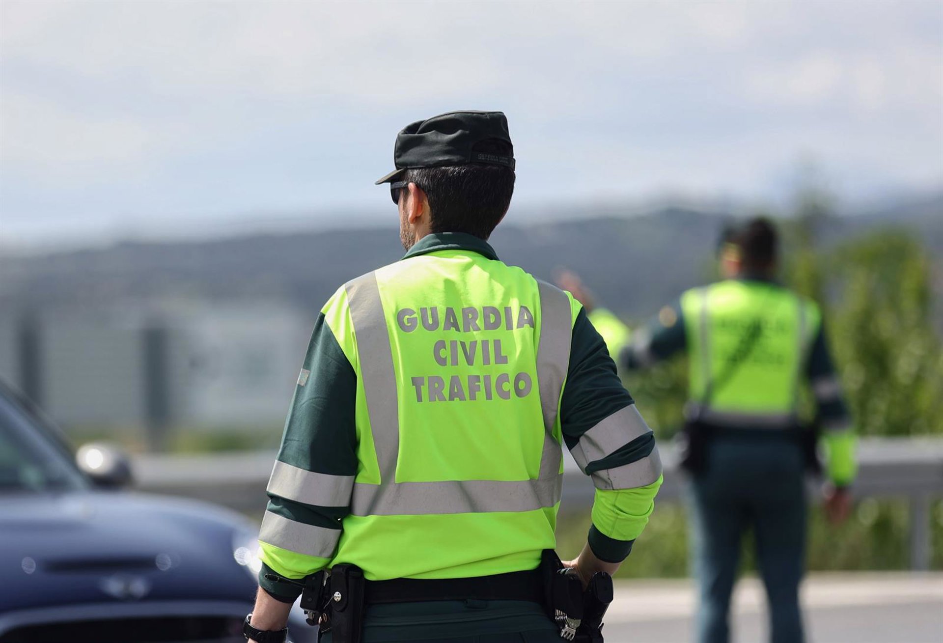 Investigan a un conductor por circular sobre el techo de su vehículo y dar positivo en alcohol