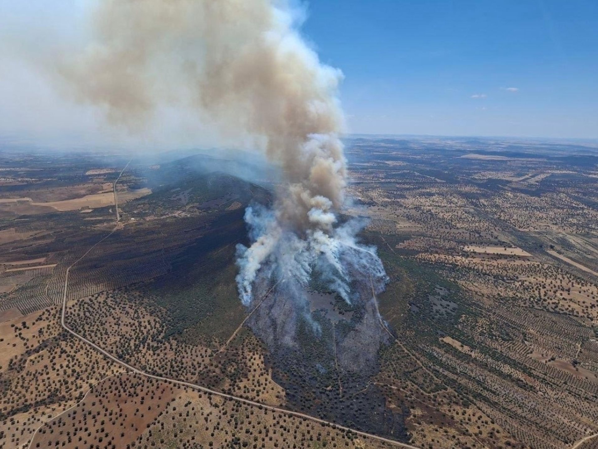 Medios aéreos trabajan en la extinción de un incendio forestal declarado en Castuera (Badajoz)