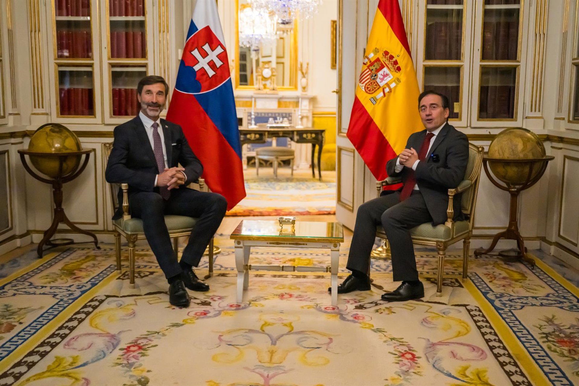 Albares viaja este lunes a Eslovaquia para participar en la Conferencia de Embajadores y visitar la base de Lest