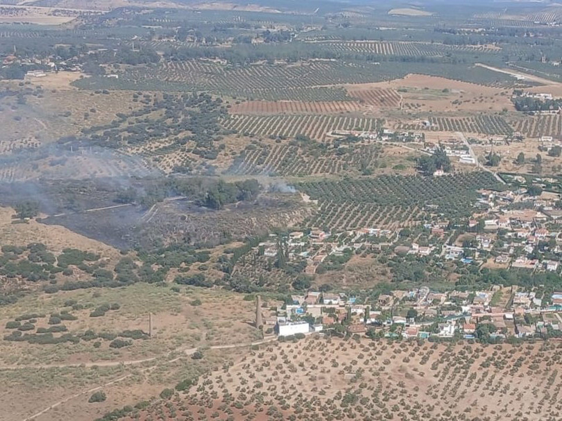 Declarado incendio forestal en Linares que moviliza a dos medios aéreos y seis grupos de bomberos
