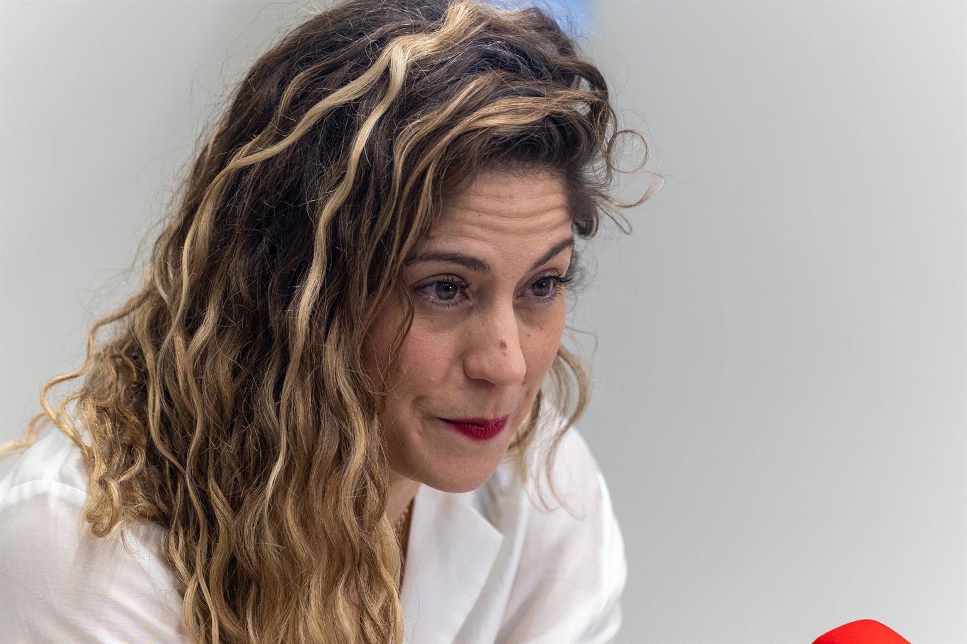 Lara Hernández abandona Sumar tras archivarse la denuncia por acoso laboral que tacha de «campaña de desprestigio»